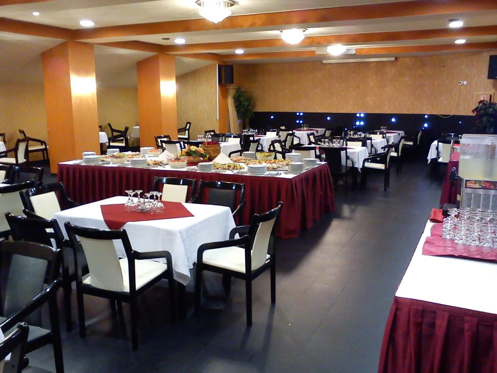 Restaurant/places to eat in Hotel Centrál