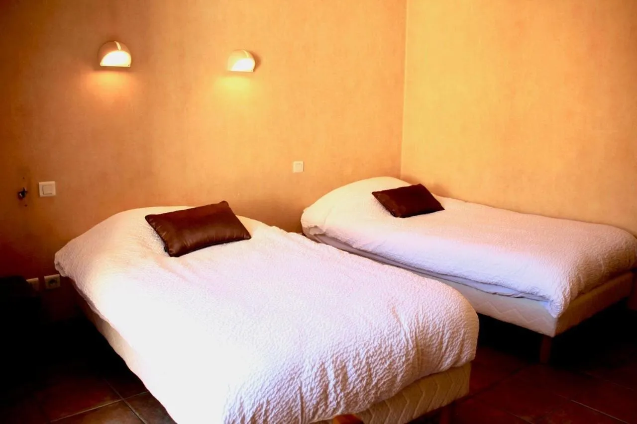 Twin Room in Logis La Chaumière Saint-Maurice