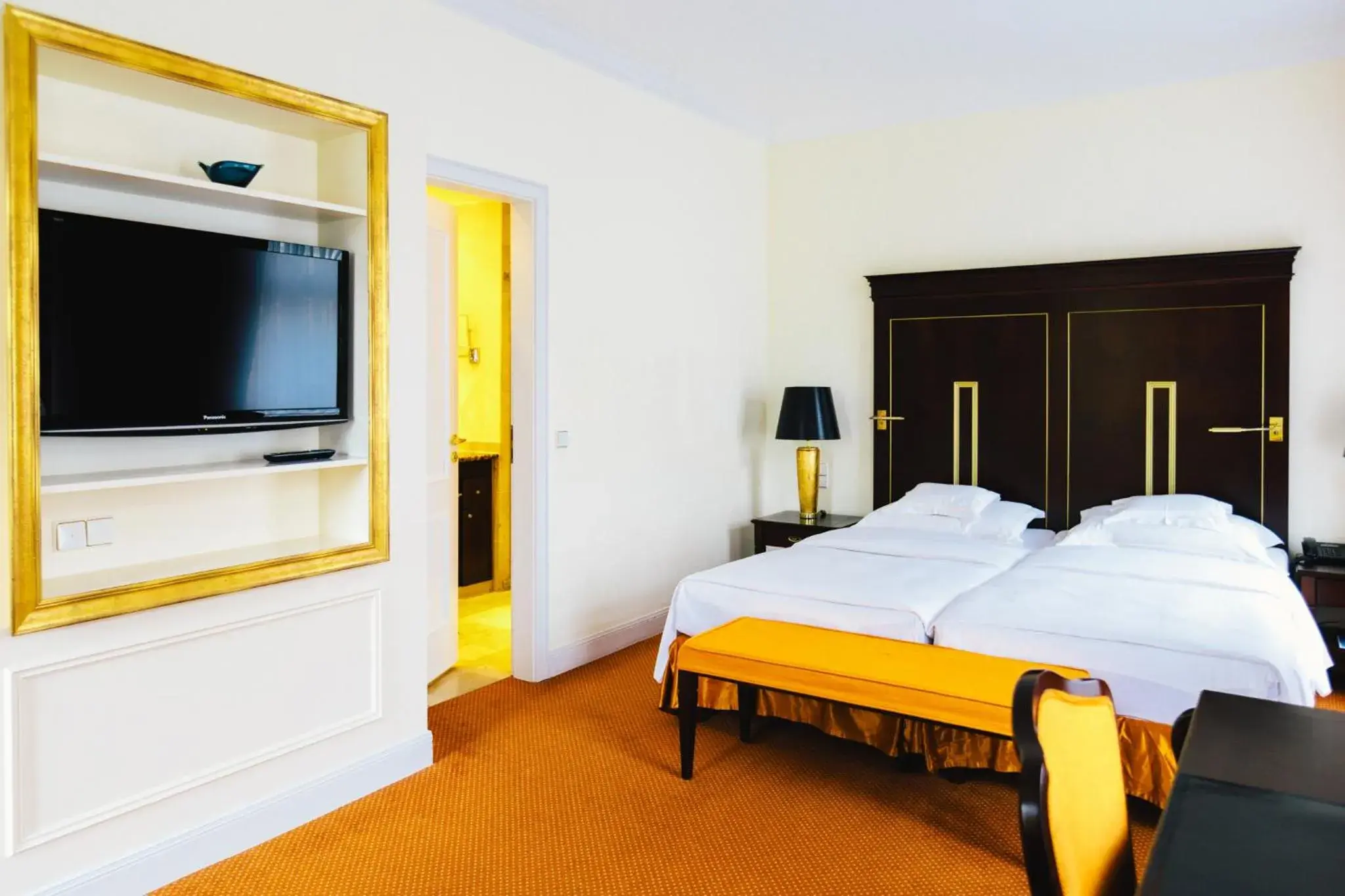 Photo of the whole room, Bed in Relais & Châteaux Bülow Palais Photo of the whole room, Bed in Relais & Châteaux Bülow Palais