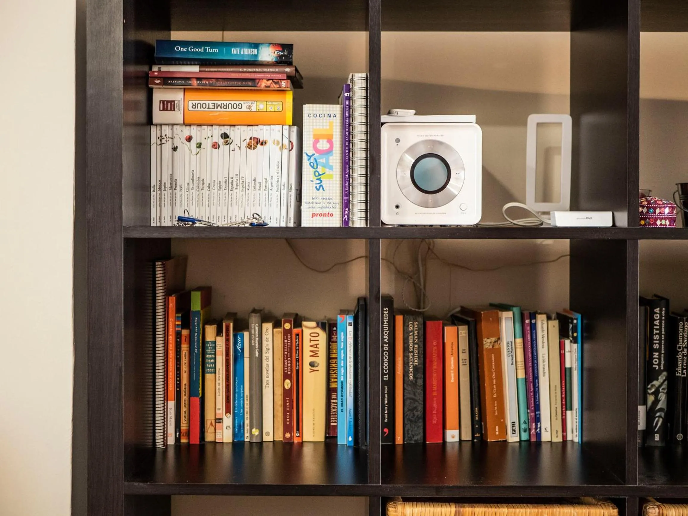 Library in San Felipe Sevilla Urban Apartment