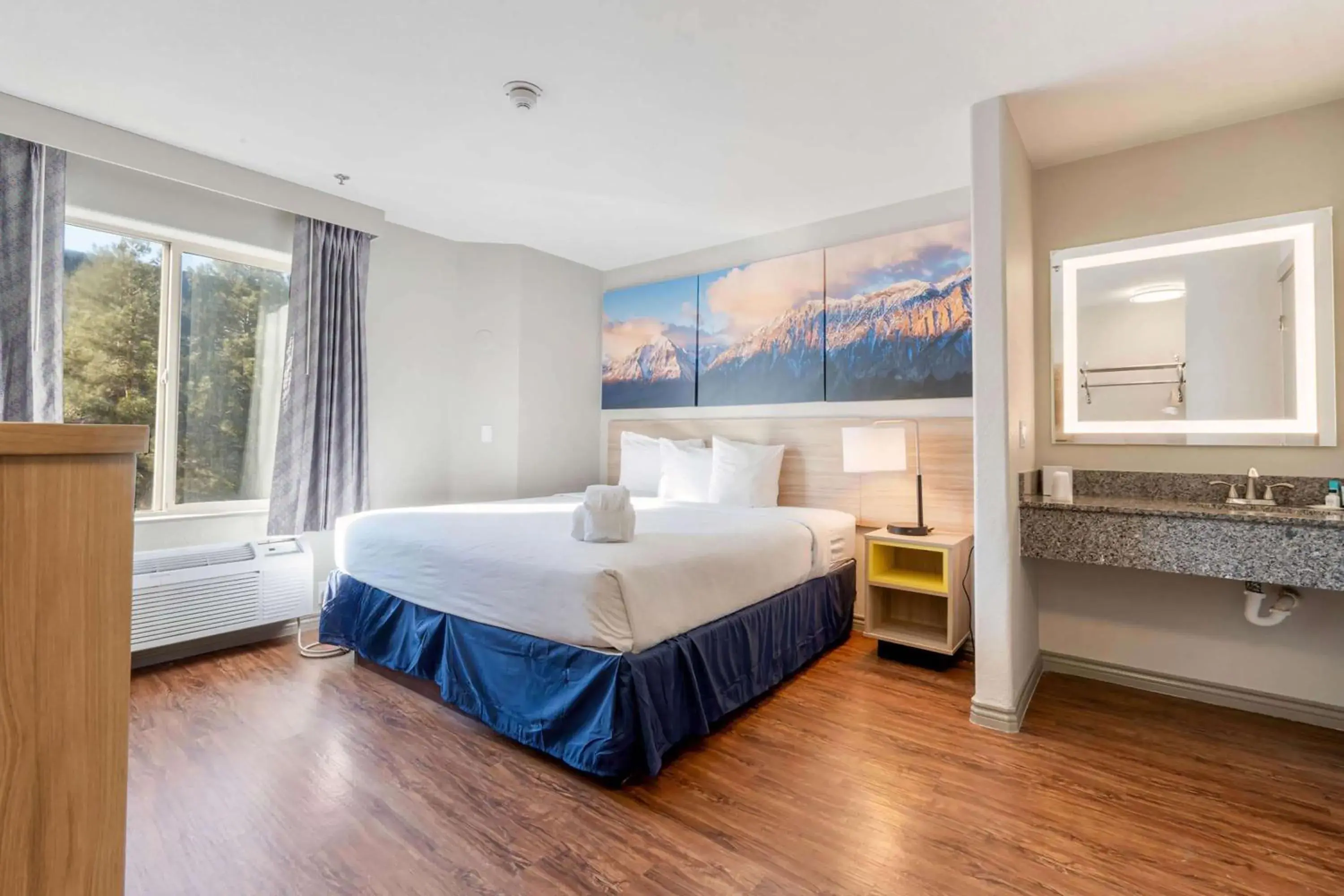 Photo of the whole room, Bed in Days Inn by Wyndham Thornton Photo of the whole room, Bed in Days Inn by Wyndham Thornton