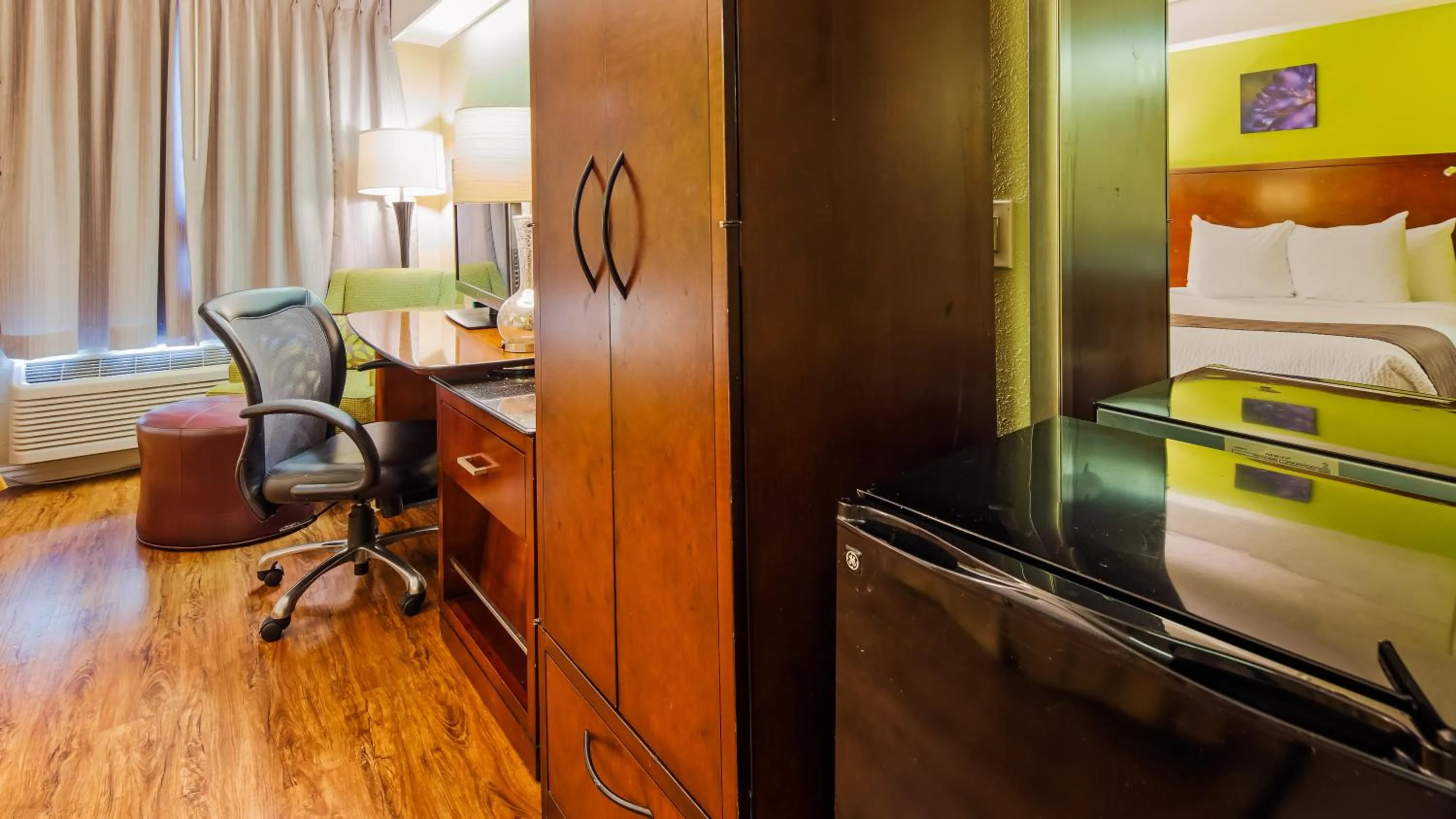 TV and multimedia in Denver North Hotel