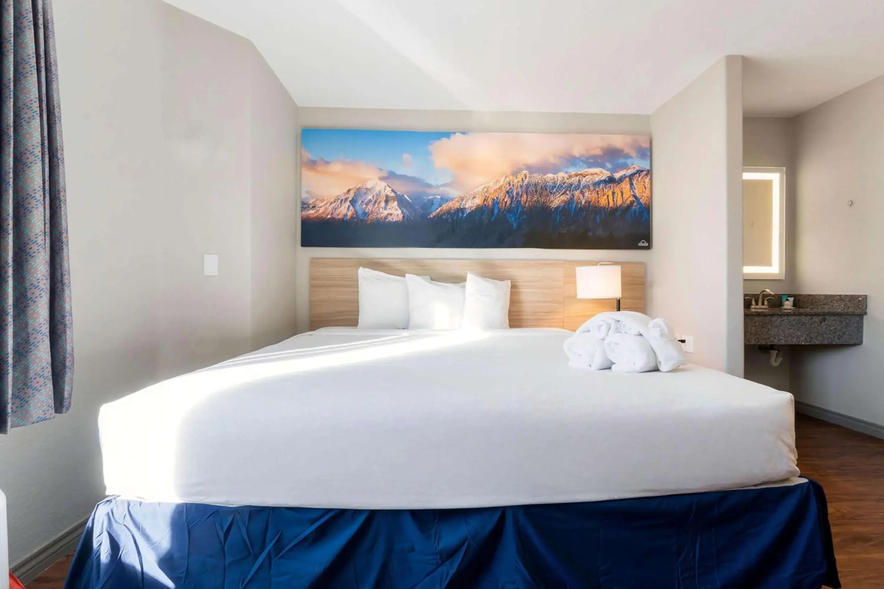 Photo of the whole room, Bed in Days Inn by Wyndham Thornton Photo of the whole room, Bed in Days Inn by Wyndham Thornton