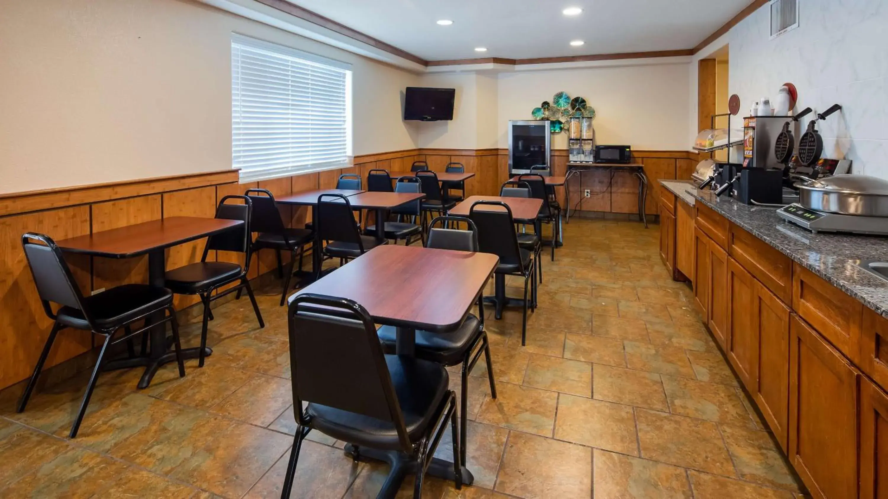 Restaurant/Places to Eat in SureStay Plus by Best Western Thornton Denver North