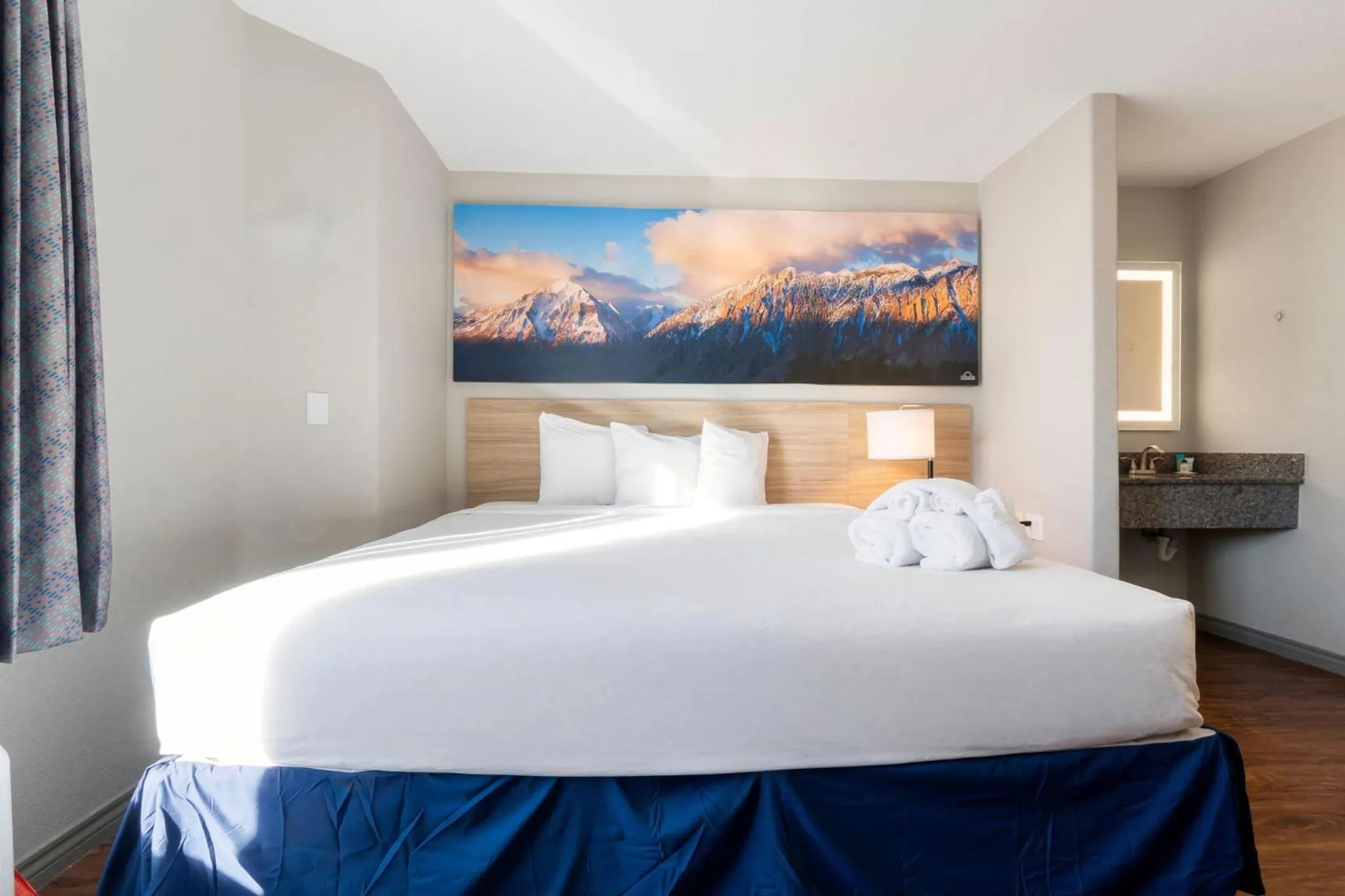 Photo of the whole room, Bed in Days Inn by Wyndham Thornton