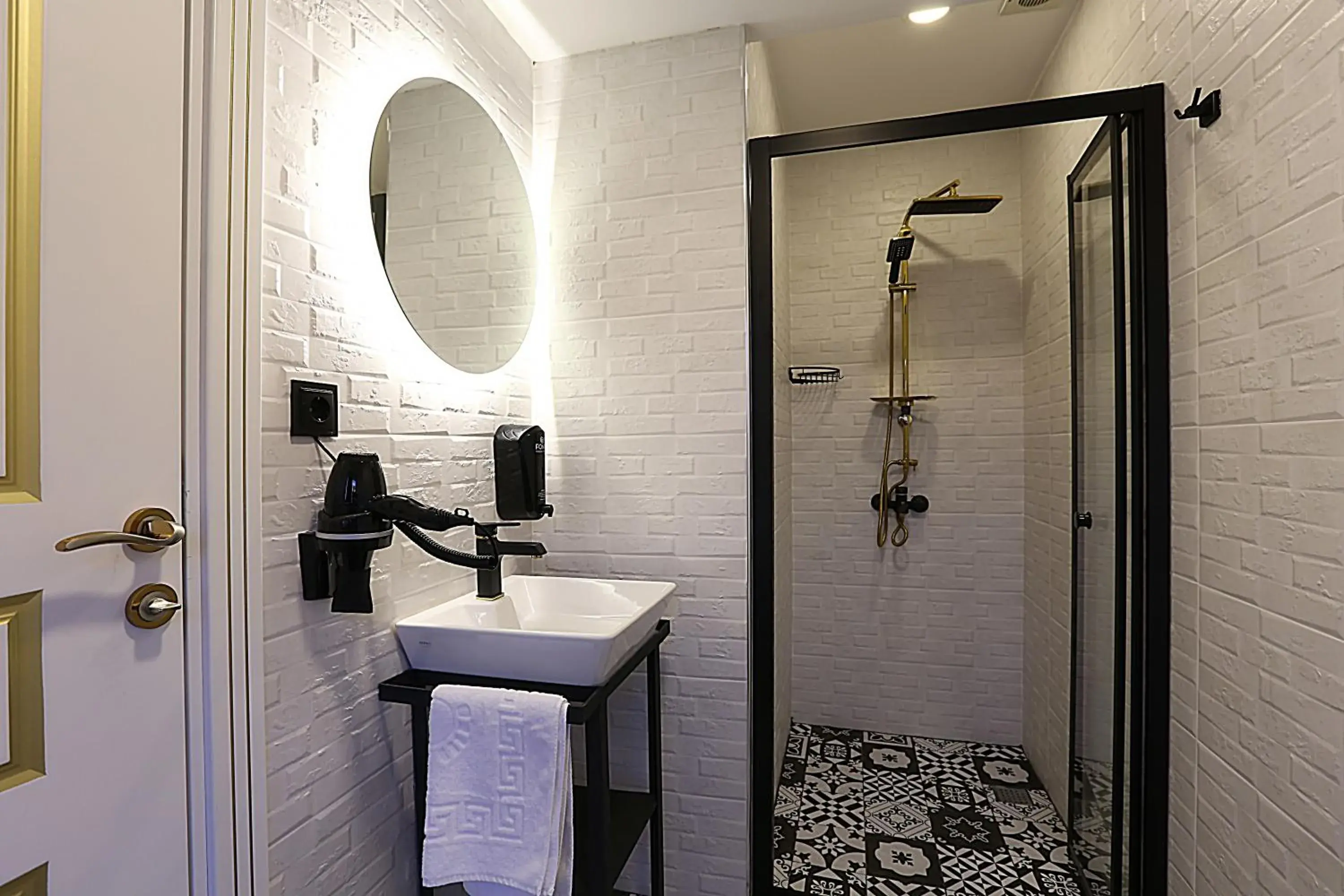 Twin Room with Balcony in Taksim Istiklal Street Kamilbey Hotel Twin Room with Balcony in Taksim Istiklal Street Kamilbey Hotel