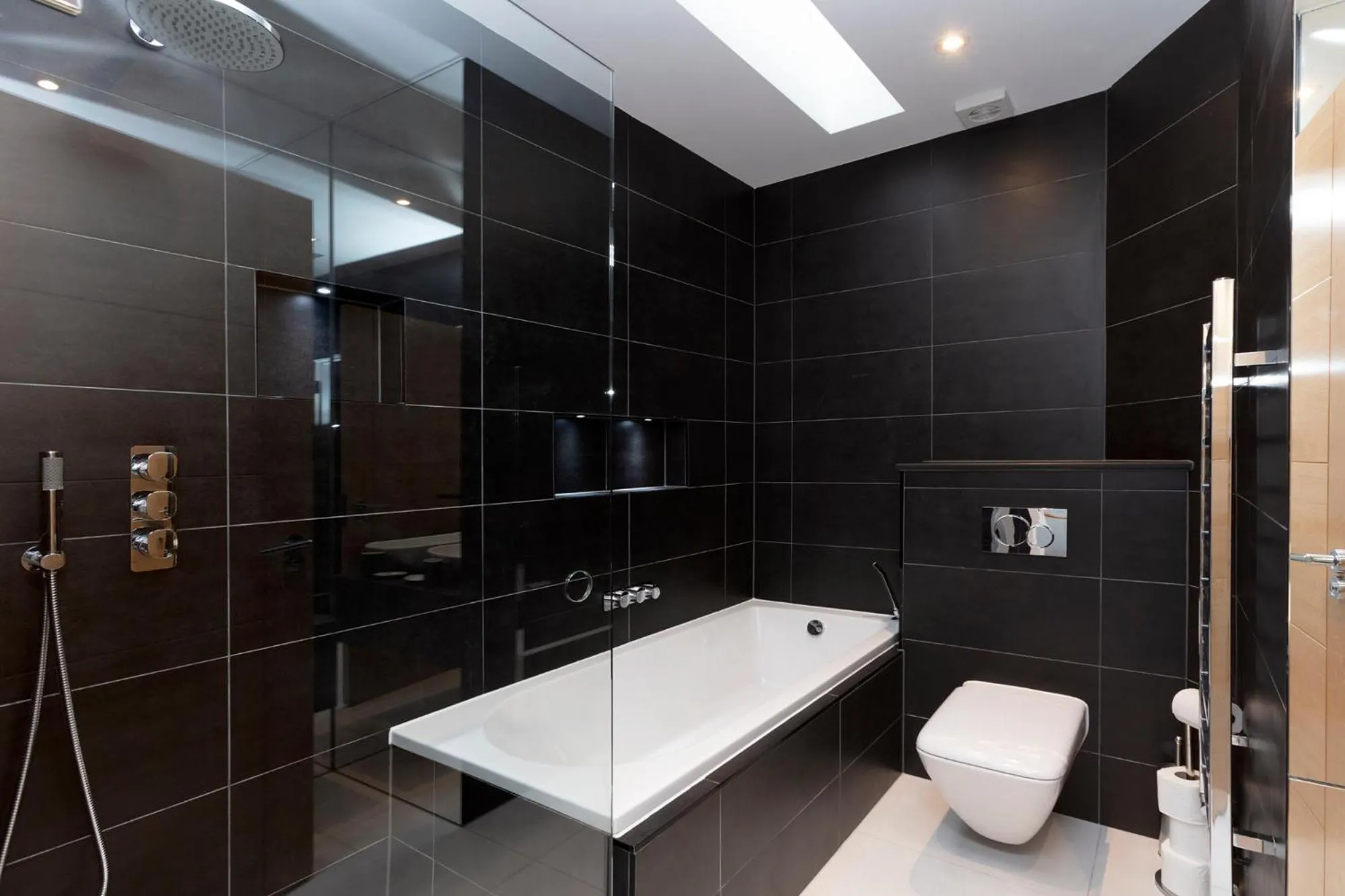 Stunning Central Windsor Town House With Parking