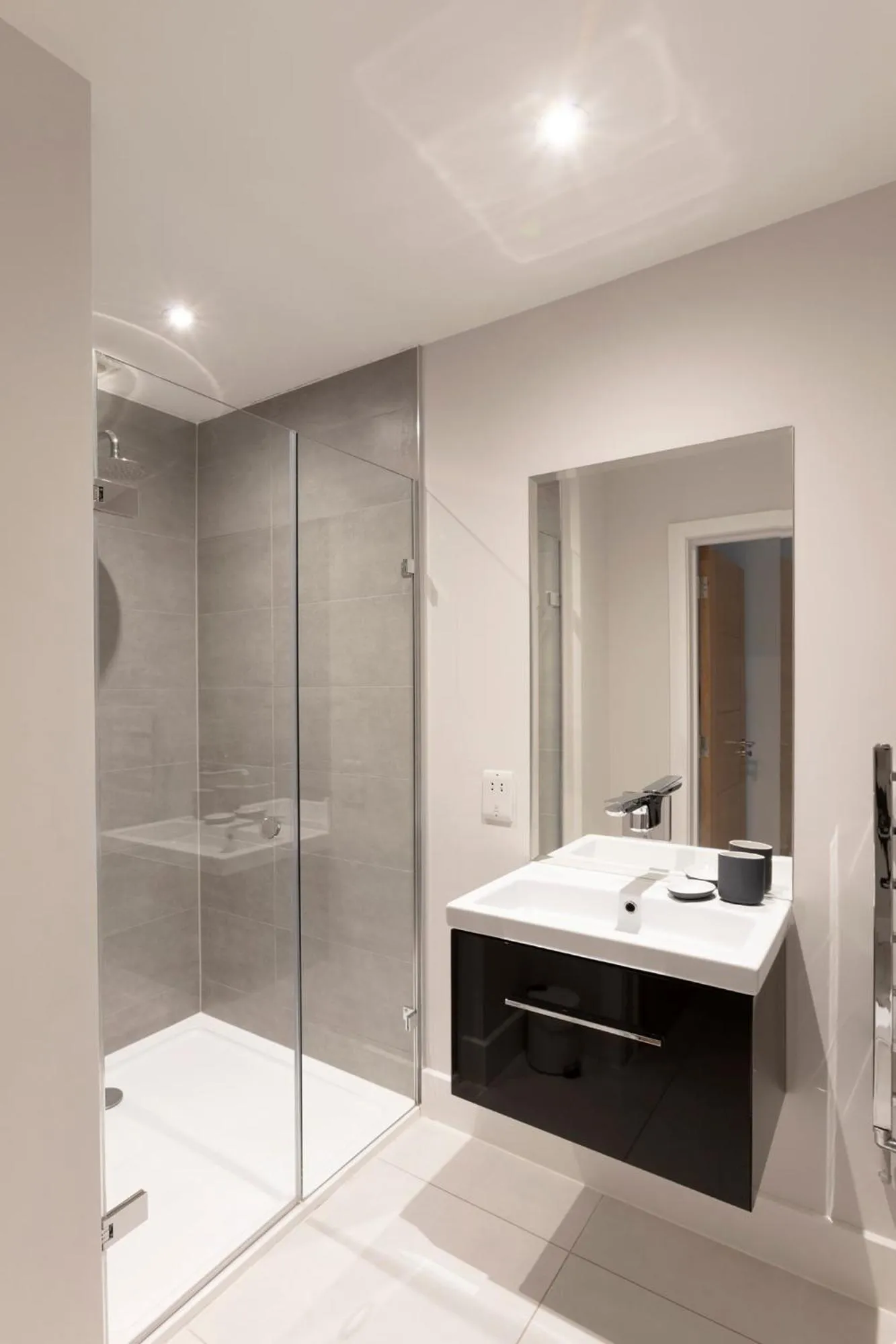 Stunning Central Windsor Town House With Parking