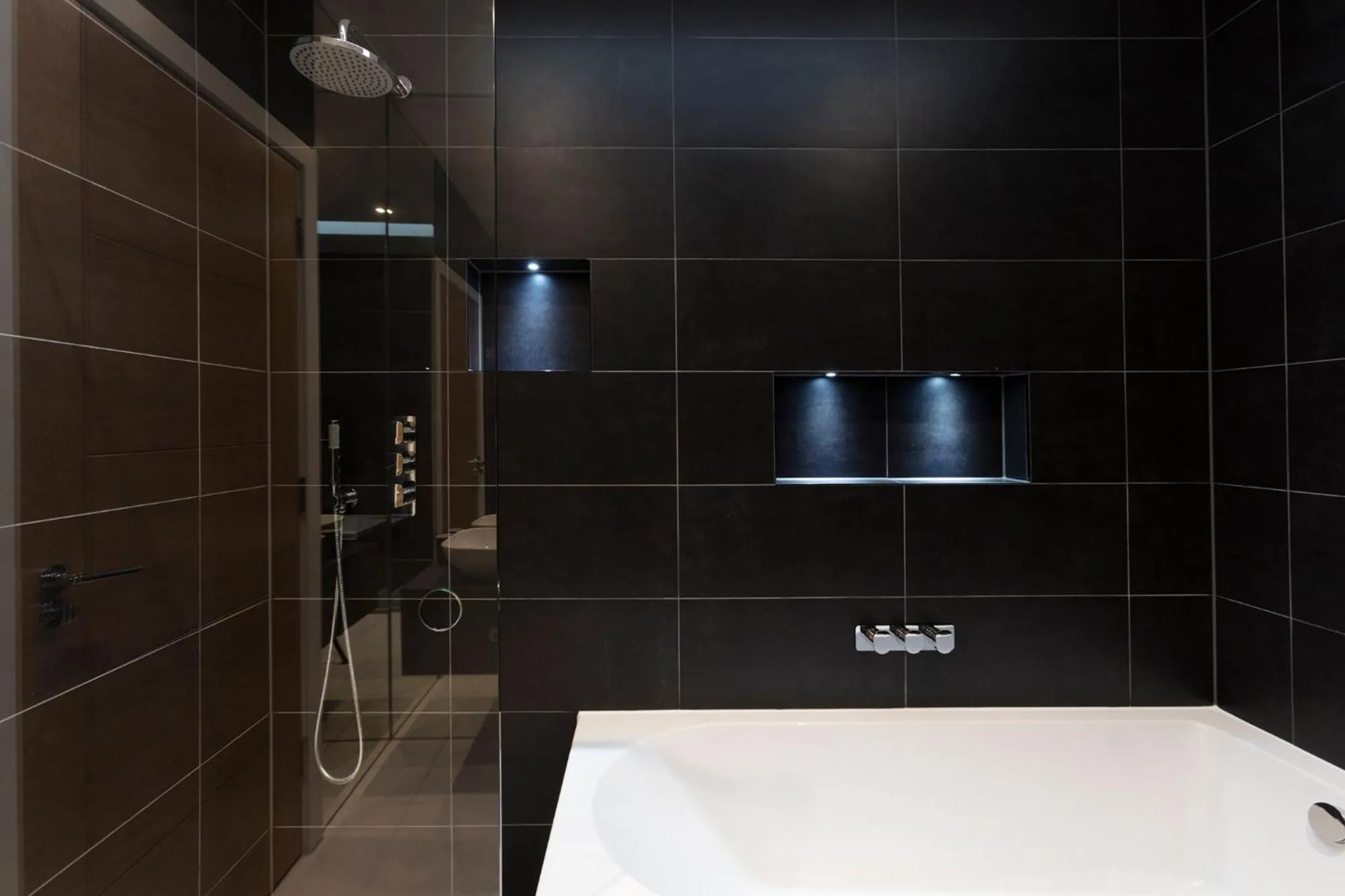 Stunning Central Windsor Town House With Parking