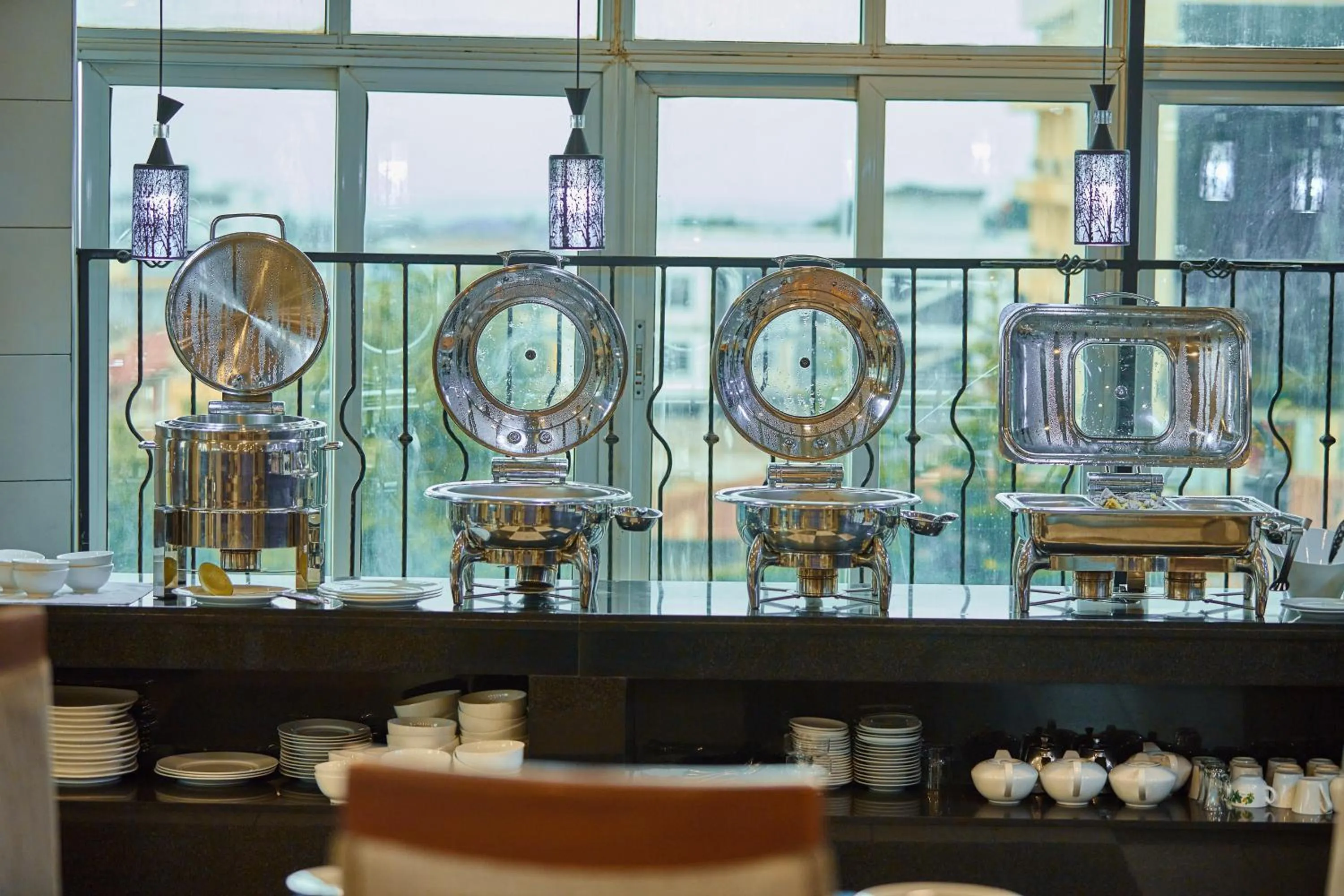 Restaurant/places to eat in seven skies hotel