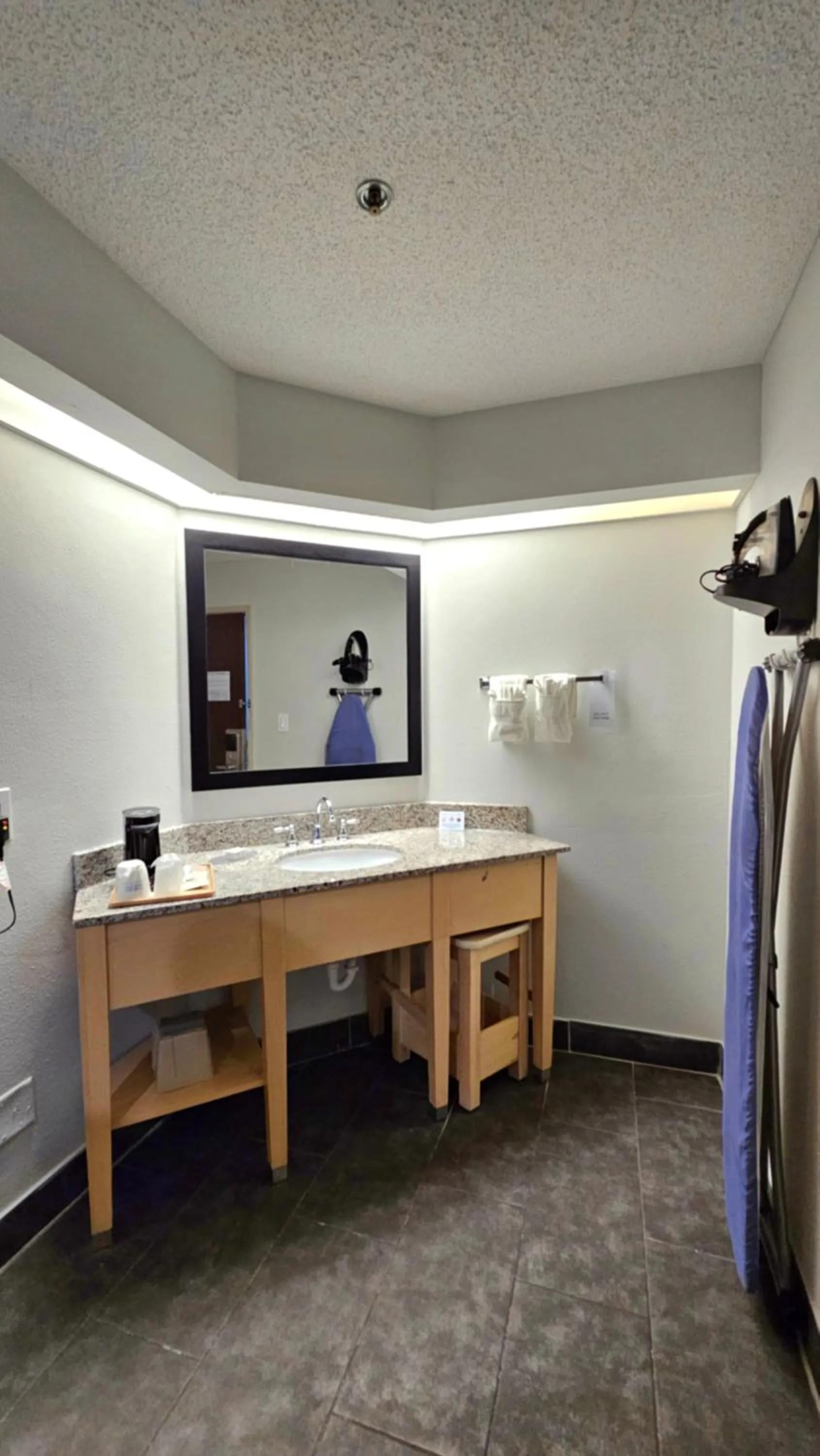 hair dresser in Baymont by Wyndham Chicago/Calumet City