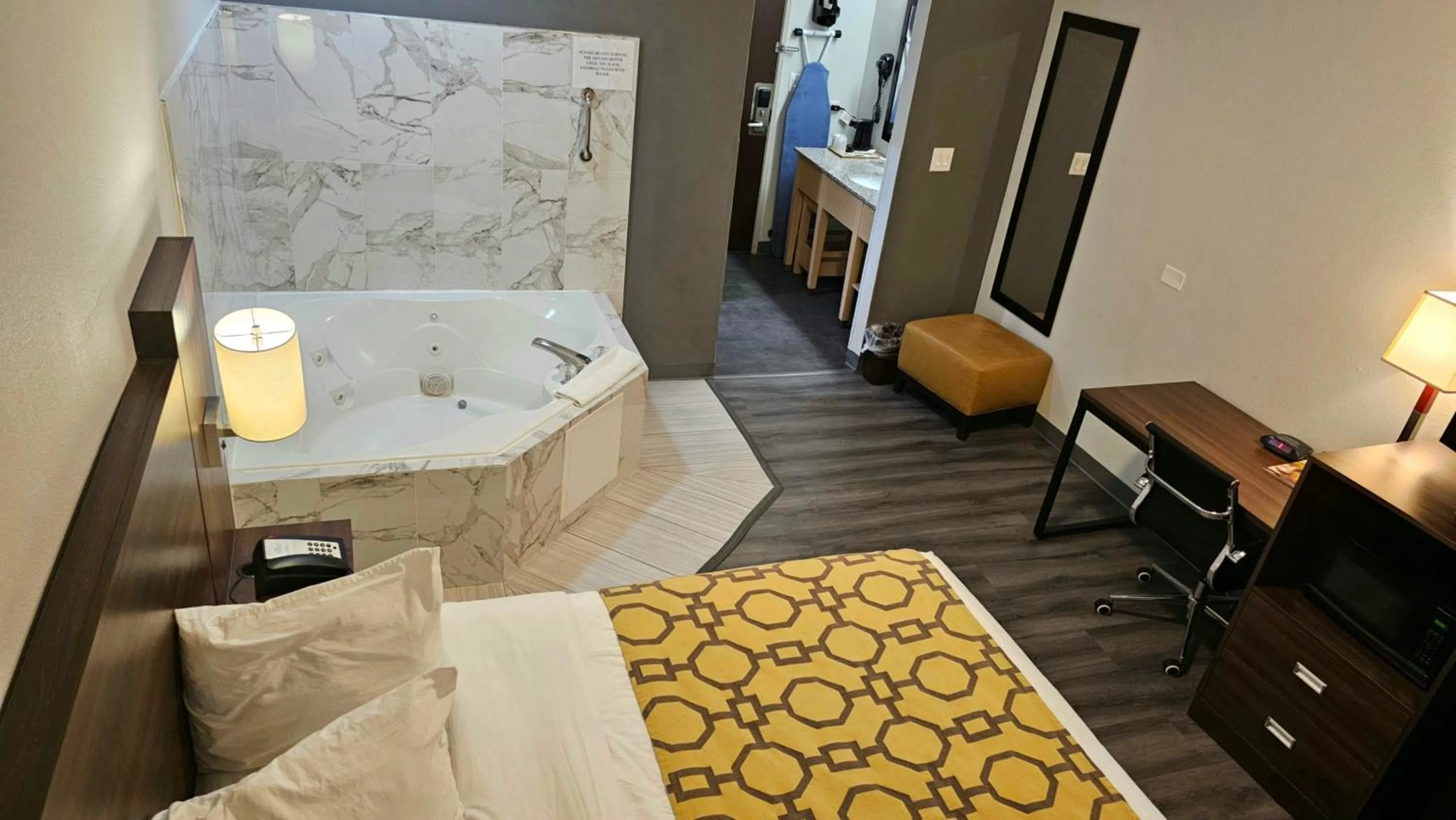 Bed in Baymont by Wyndham Chicago/Calumet City