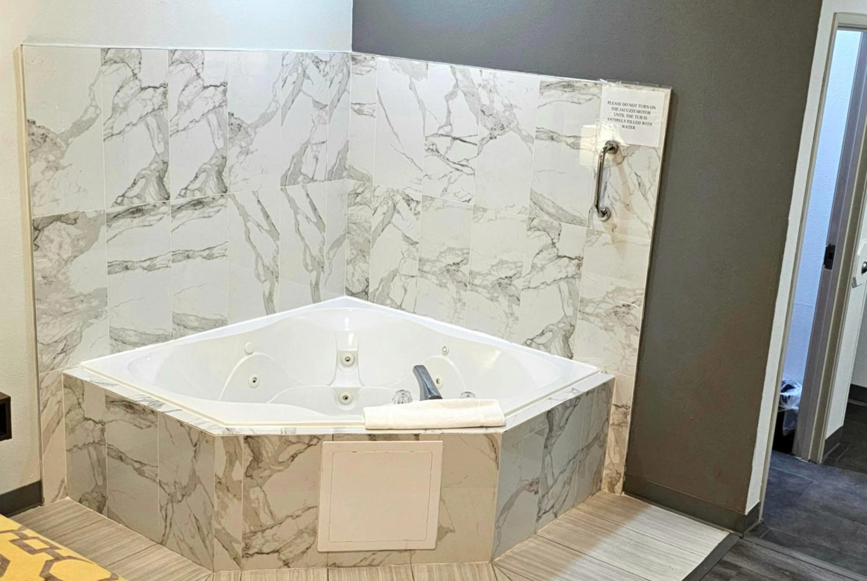 Photo of the whole room in Baymont by Wyndham Chicago/Calumet City