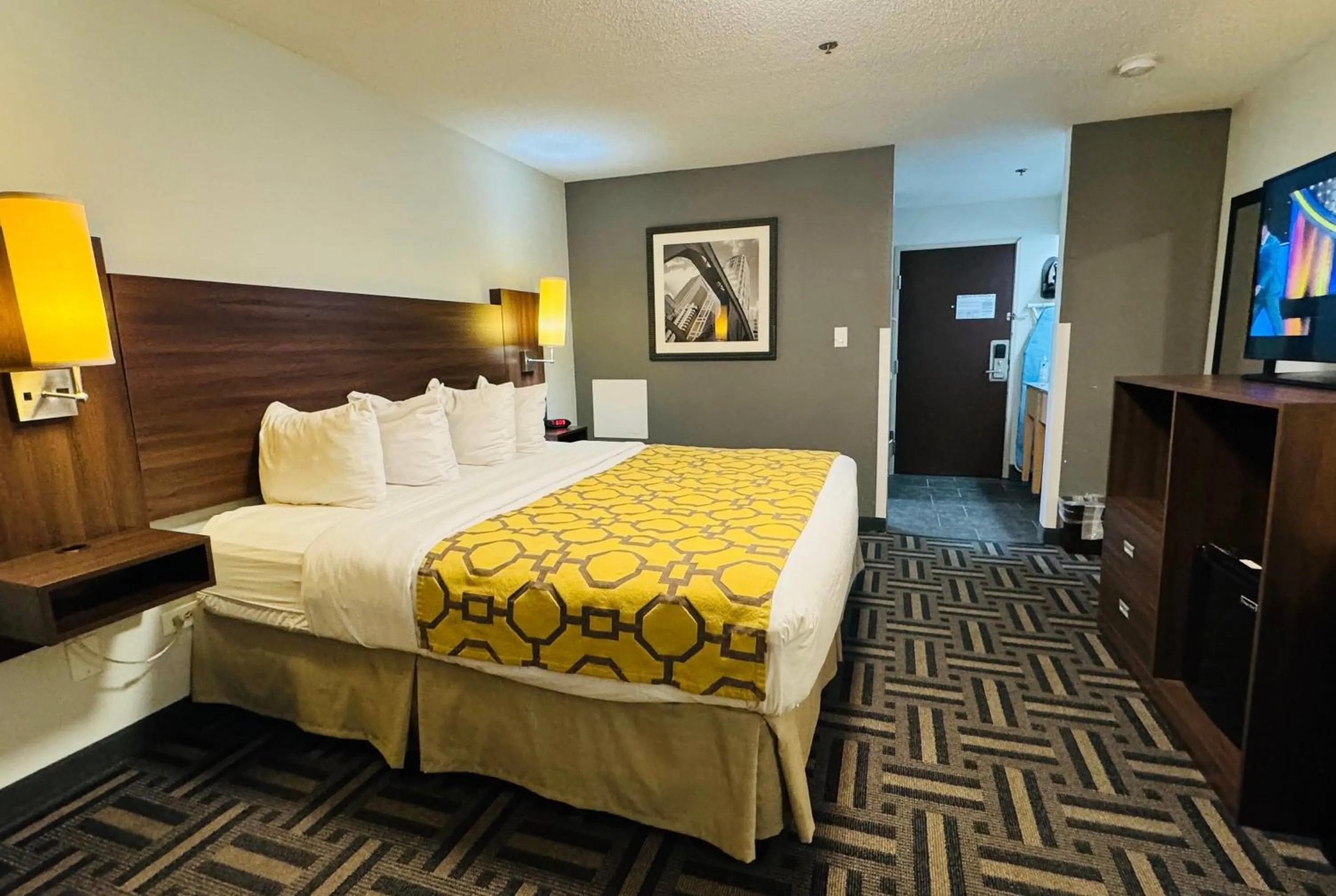 Photo of the whole room, Bed in Baymont by Wyndham Chicago/Calumet City