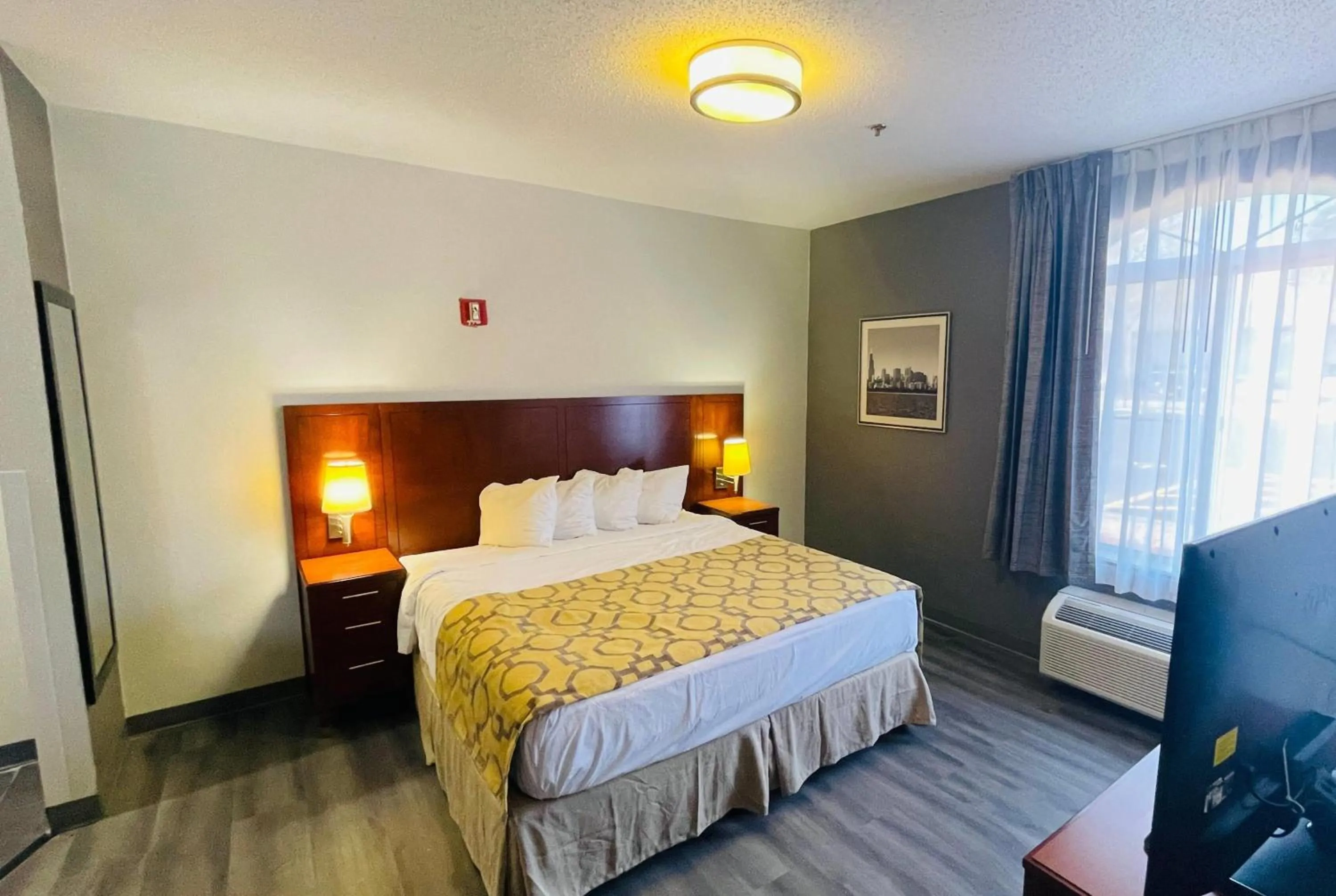 Photo of the whole room, Bed in Baymont by Wyndham Chicago/Calumet City