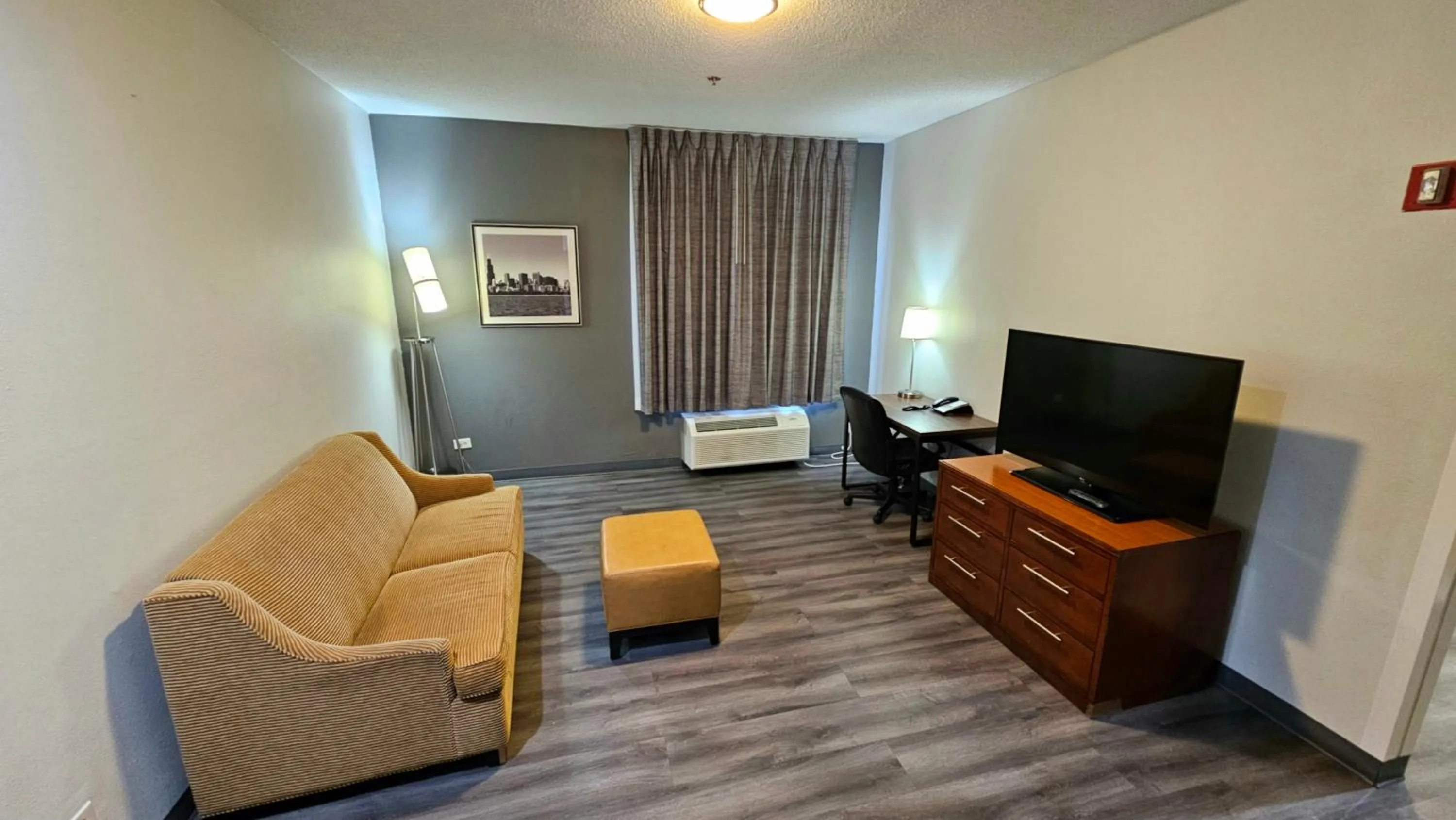 TV and multimedia in Baymont by Wyndham Chicago/Calumet City