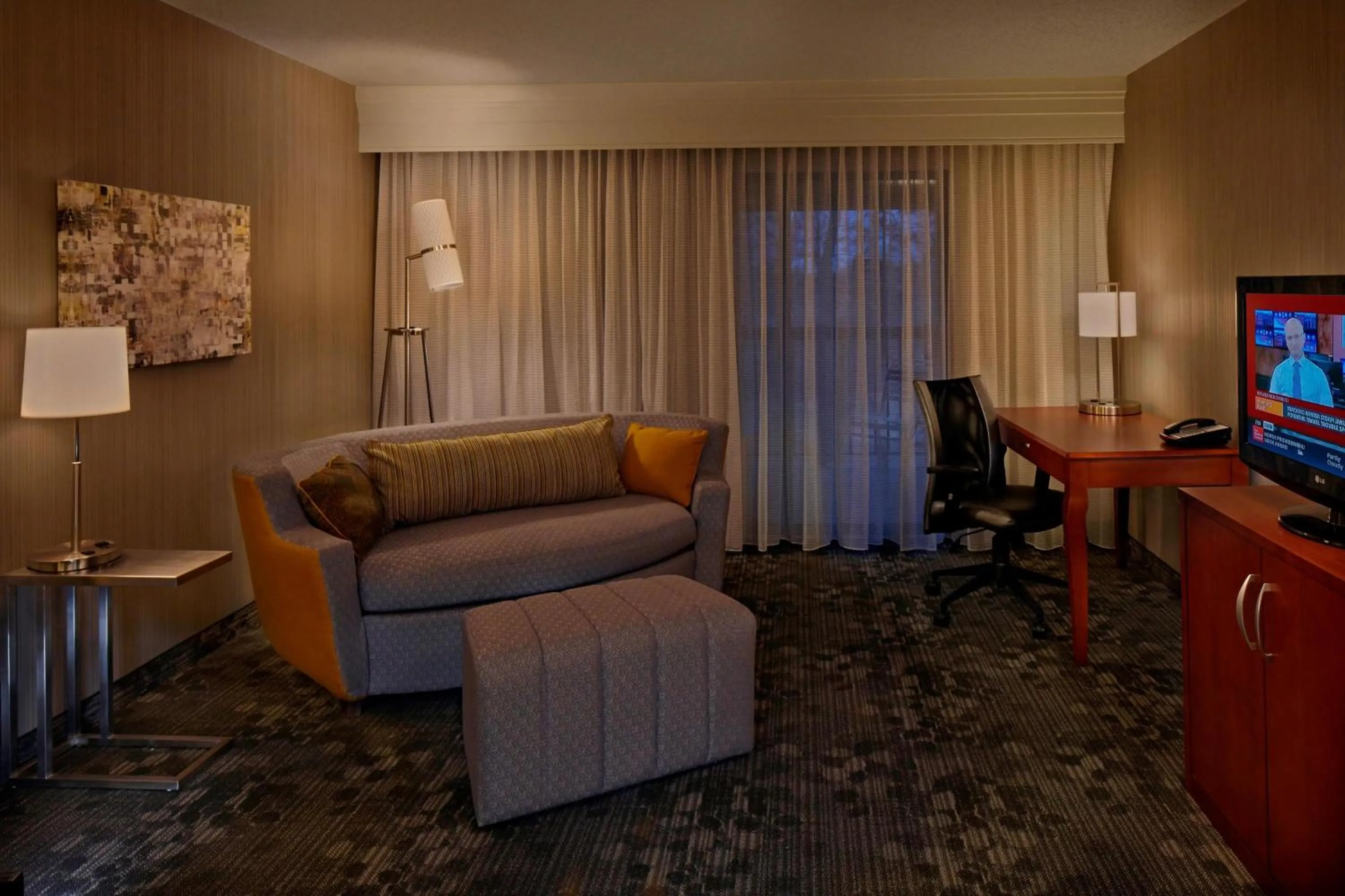 Living room in Courtyard by Marriott Providence Warwick