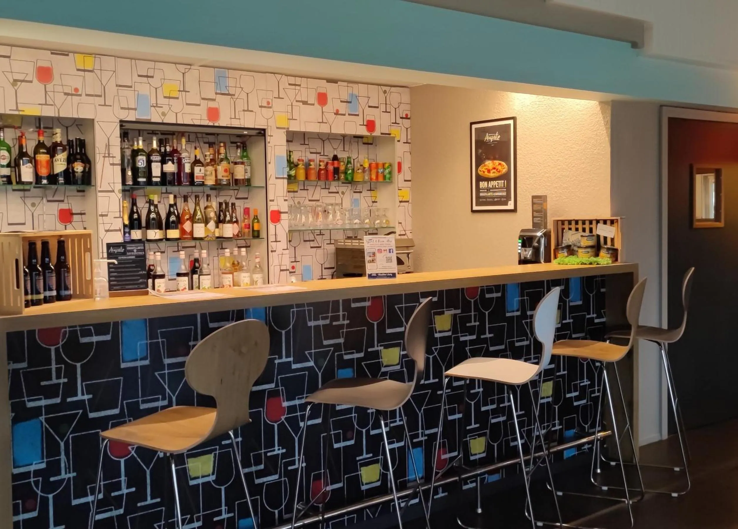 Lounge or bar in ibis Moulins