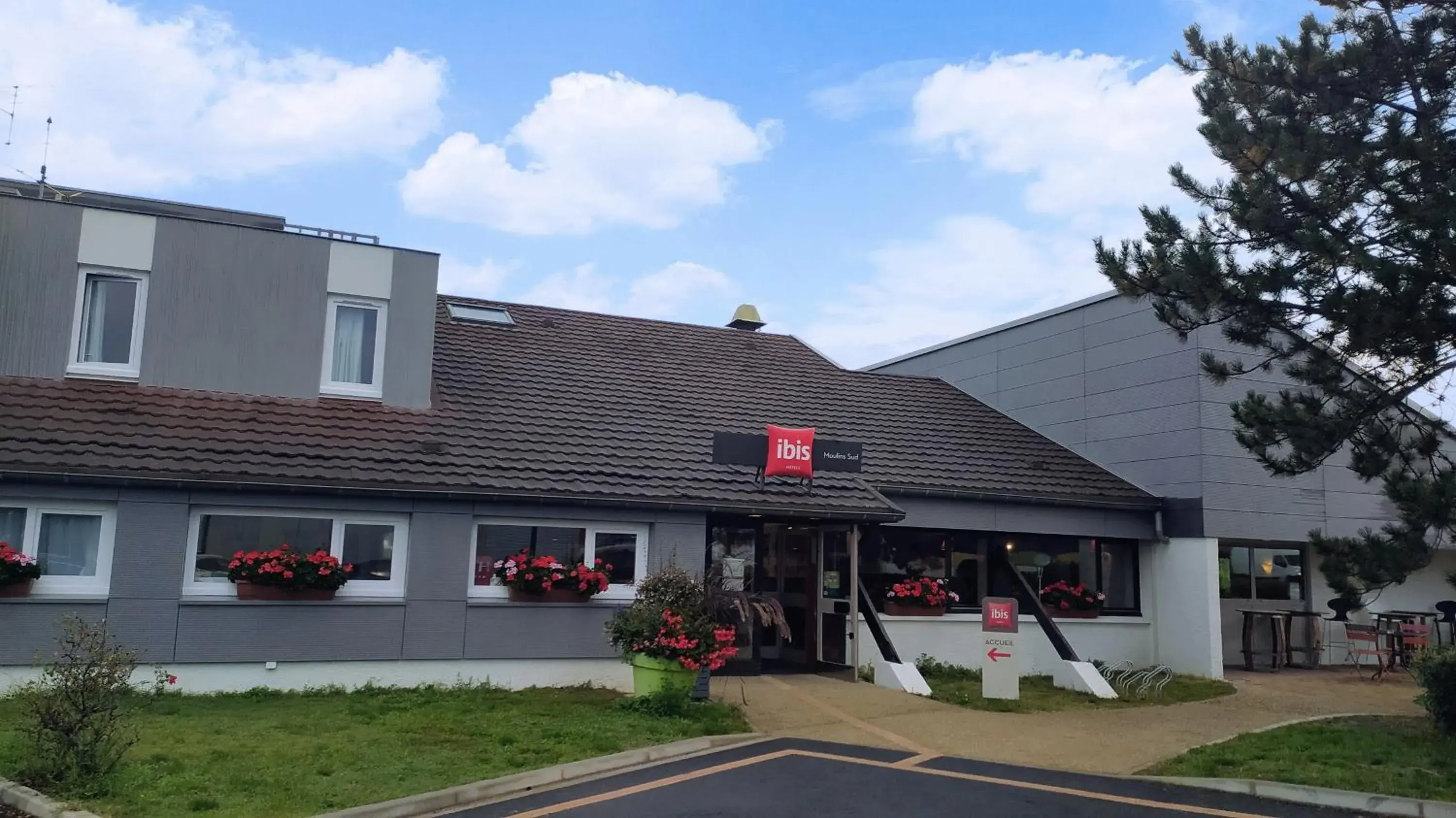 Property building in ibis Moulins Property building in ibis Moulins