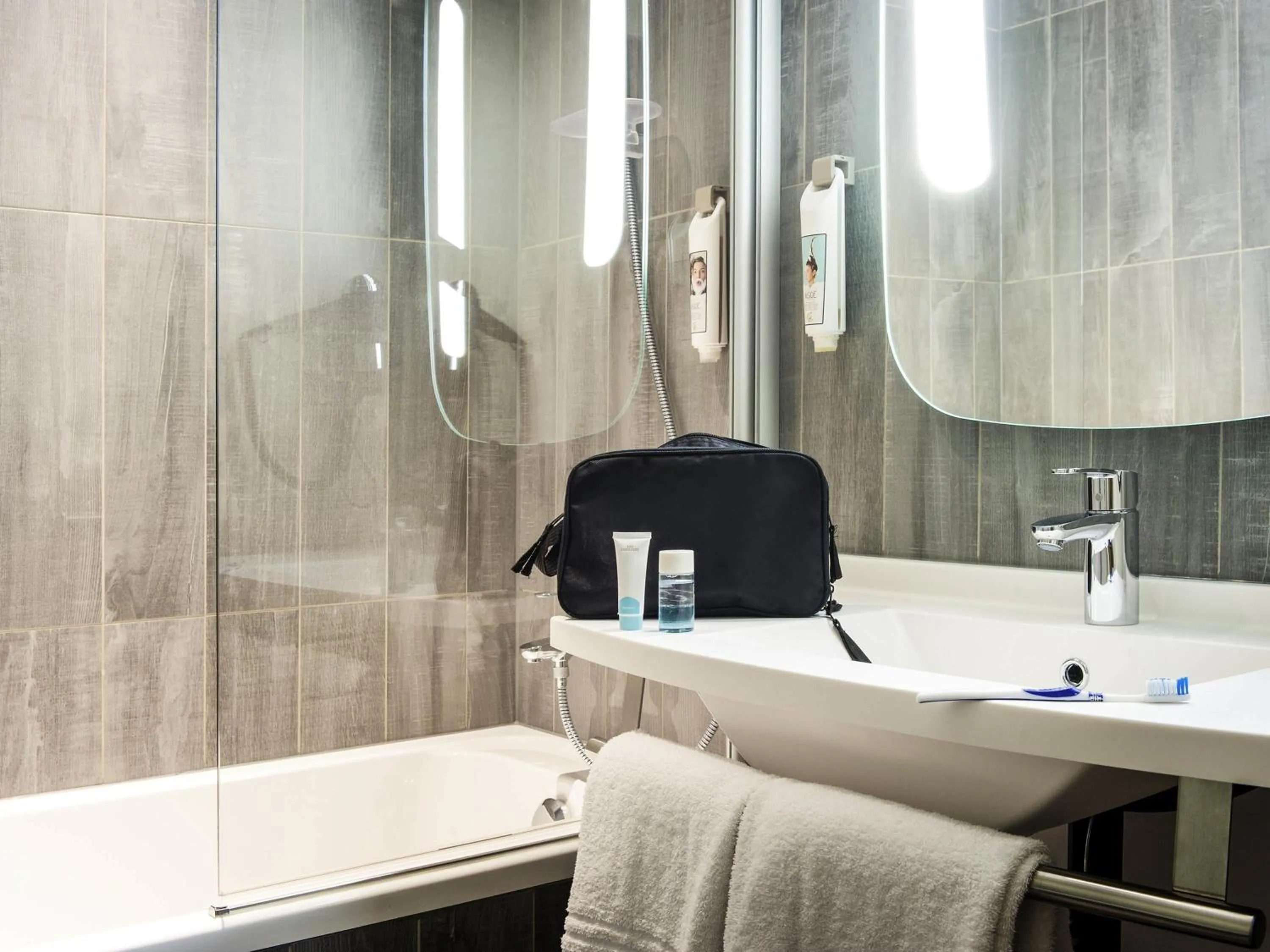 Bedroom in ibis Moulins