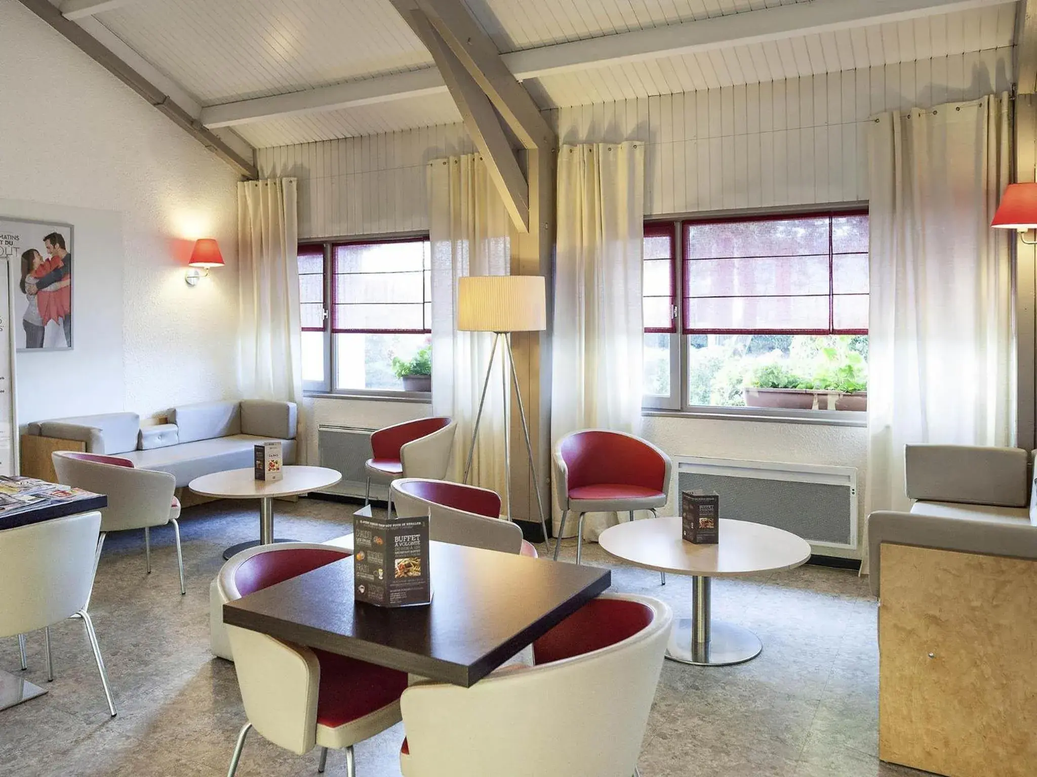 Lounge or bar in ibis Moulins Lounge or bar in ibis Moulins