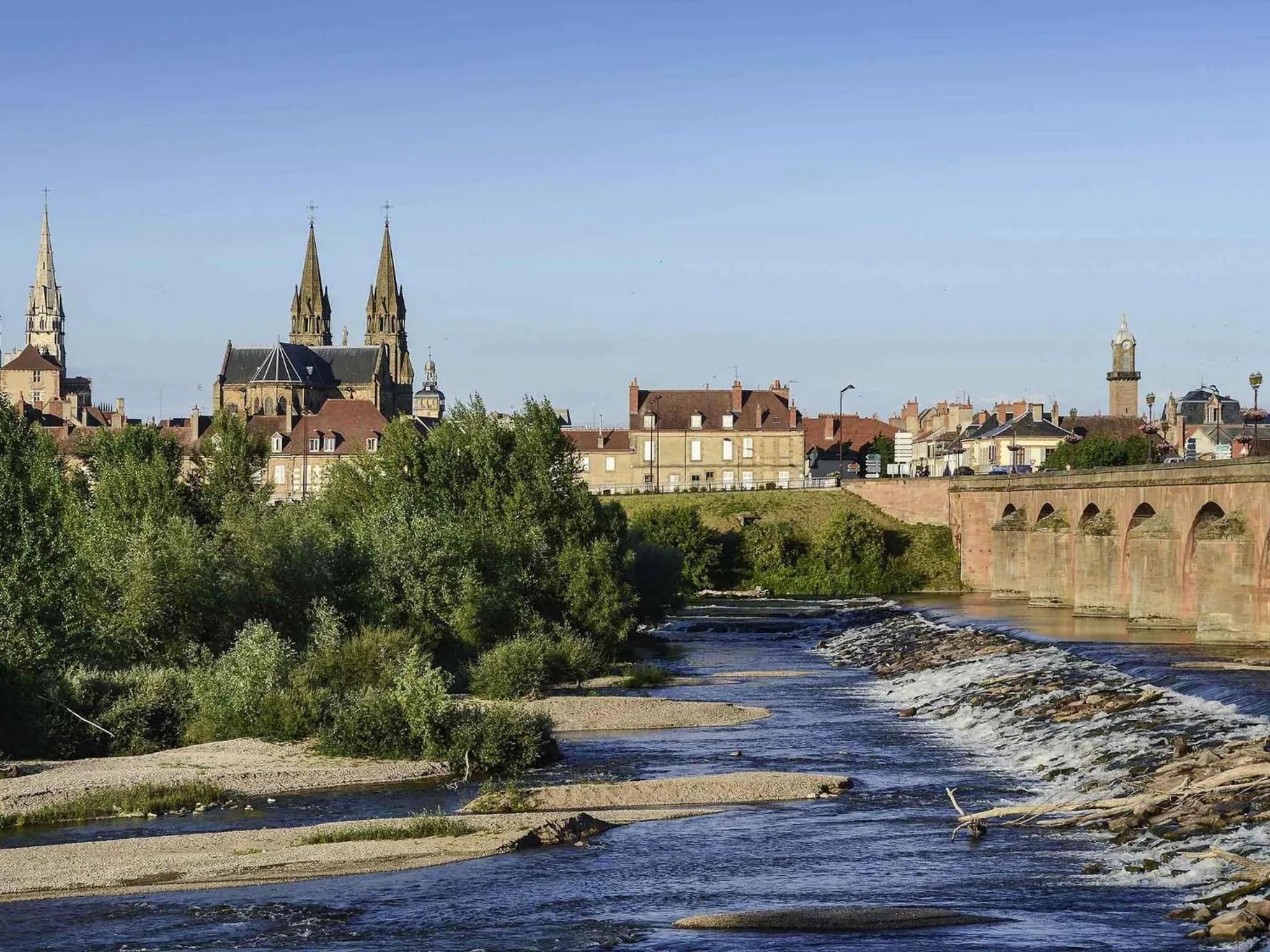 Property building in ibis Moulins