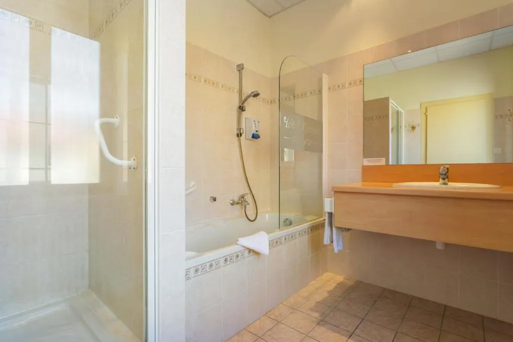 Bathroom in Logis Hotel Restaurant Remotel