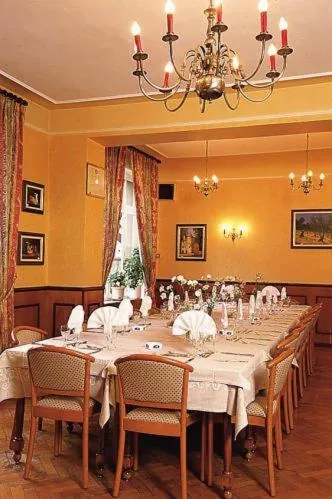 Restaurant/places to eat in Logis Hotel Restaurant Remotel
