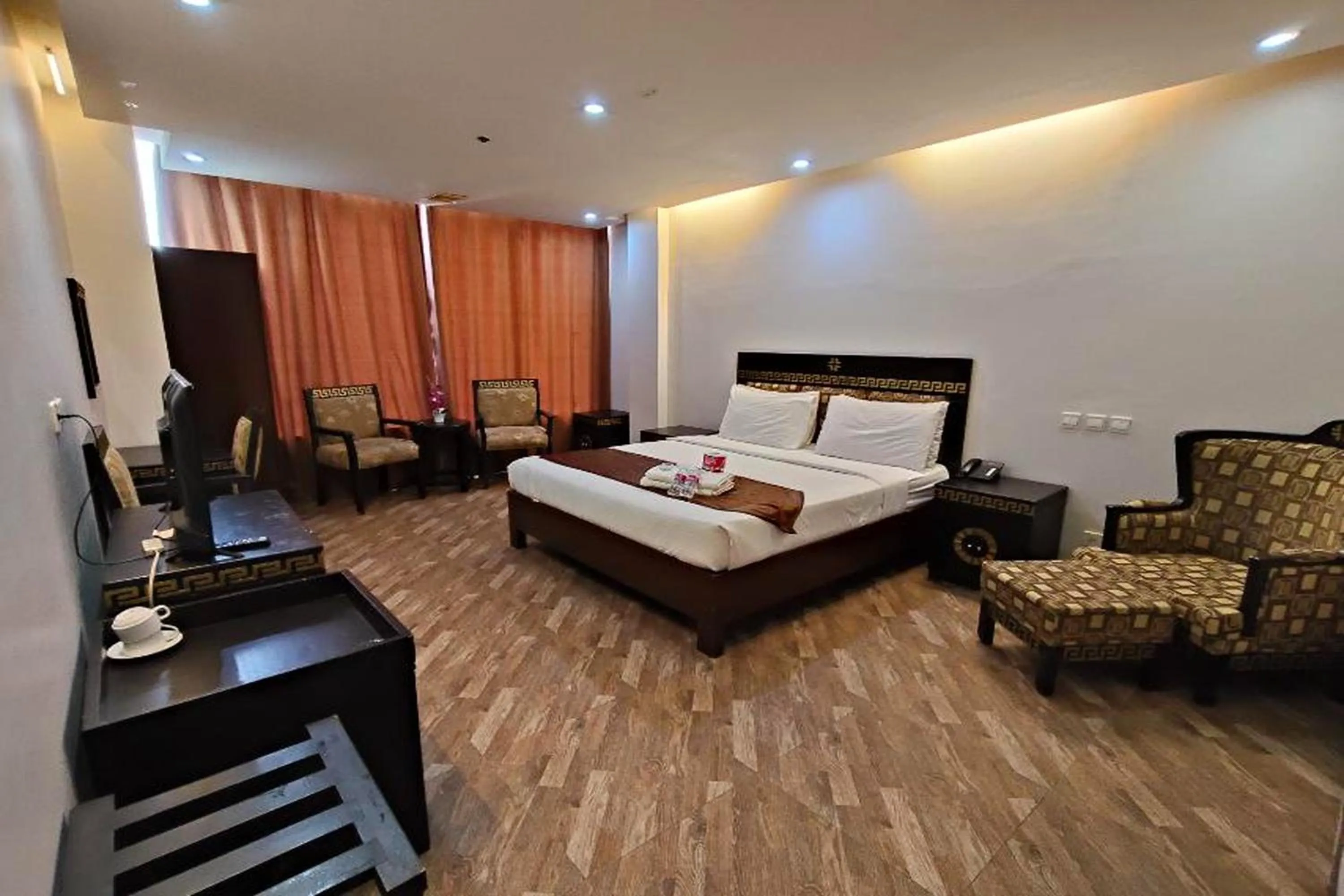 Bedroom, Bed in Manila Crown Palace Hotel