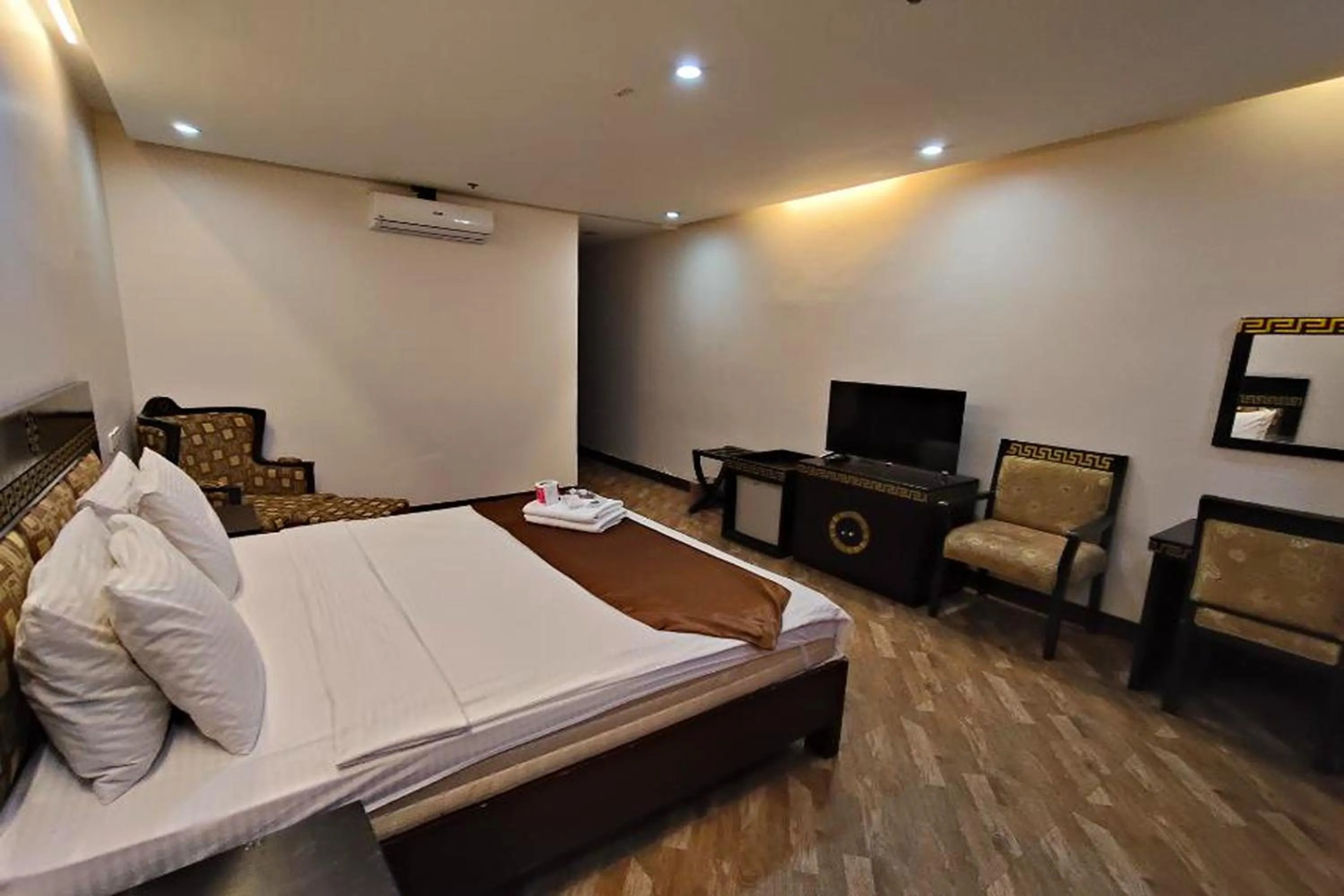 Bedroom, Bed in Manila Crown Palace Hotel