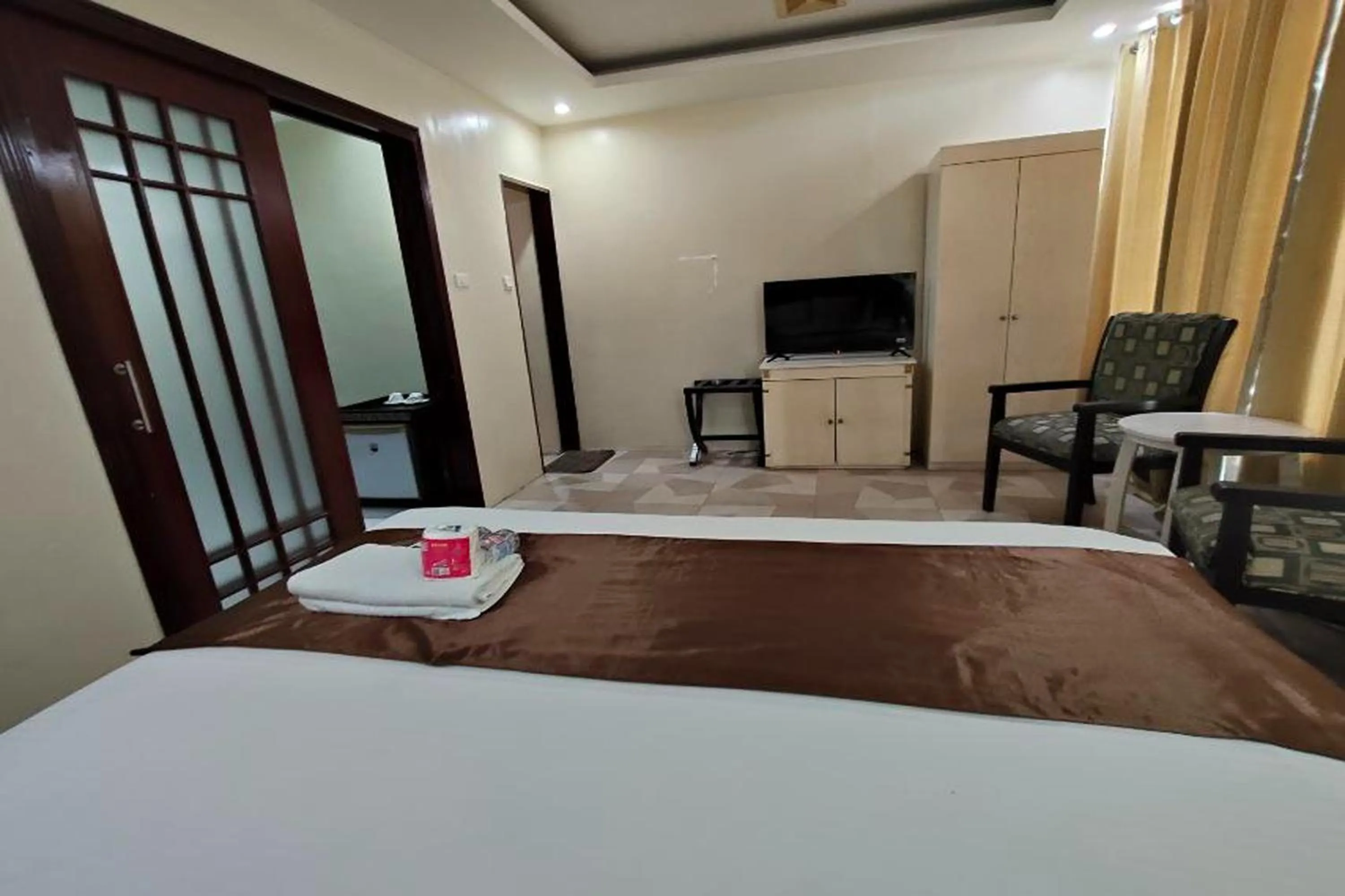 Bedroom, Bed in Manila Crown Palace Hotel