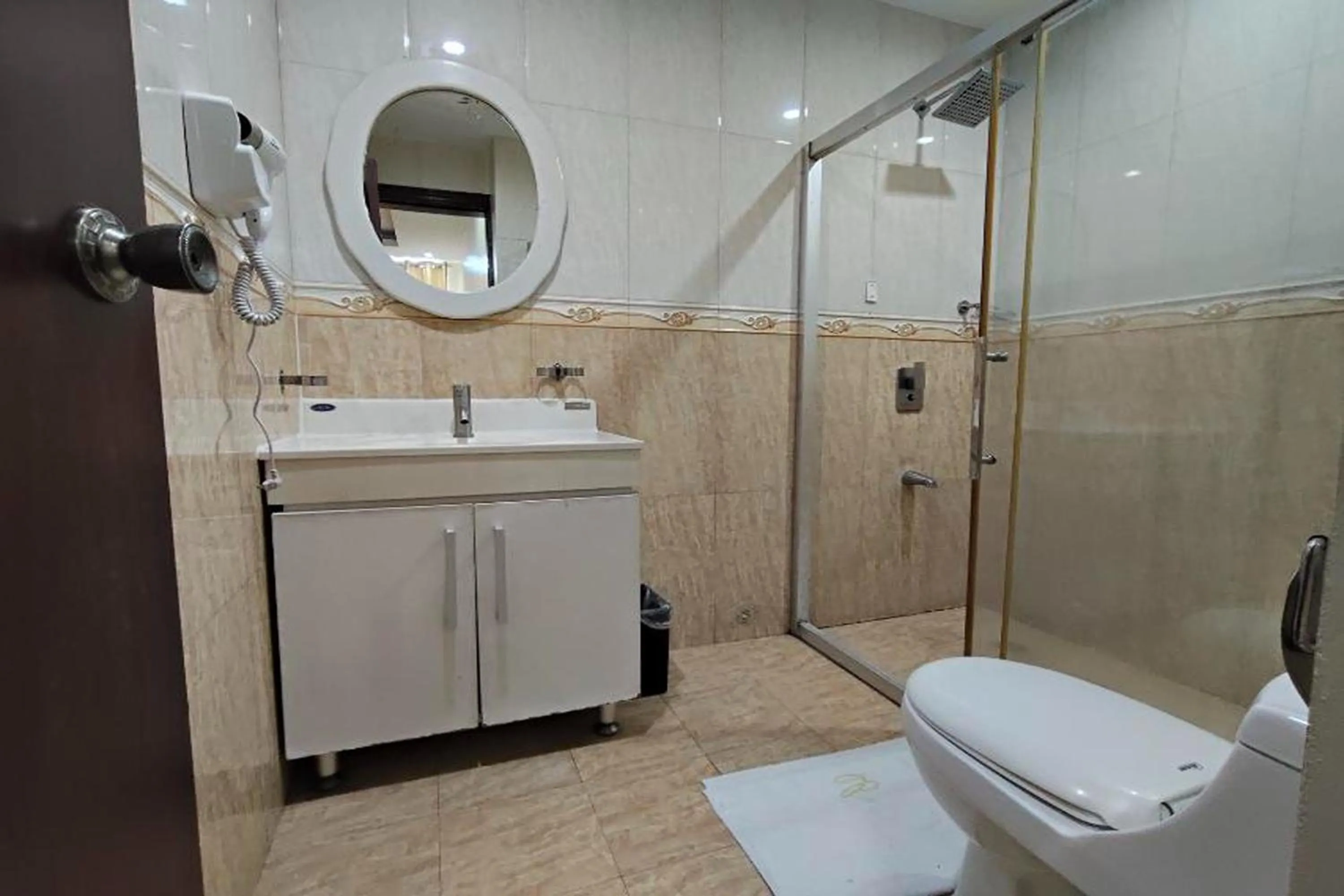 Toilet in Manila Crown Palace Hotel