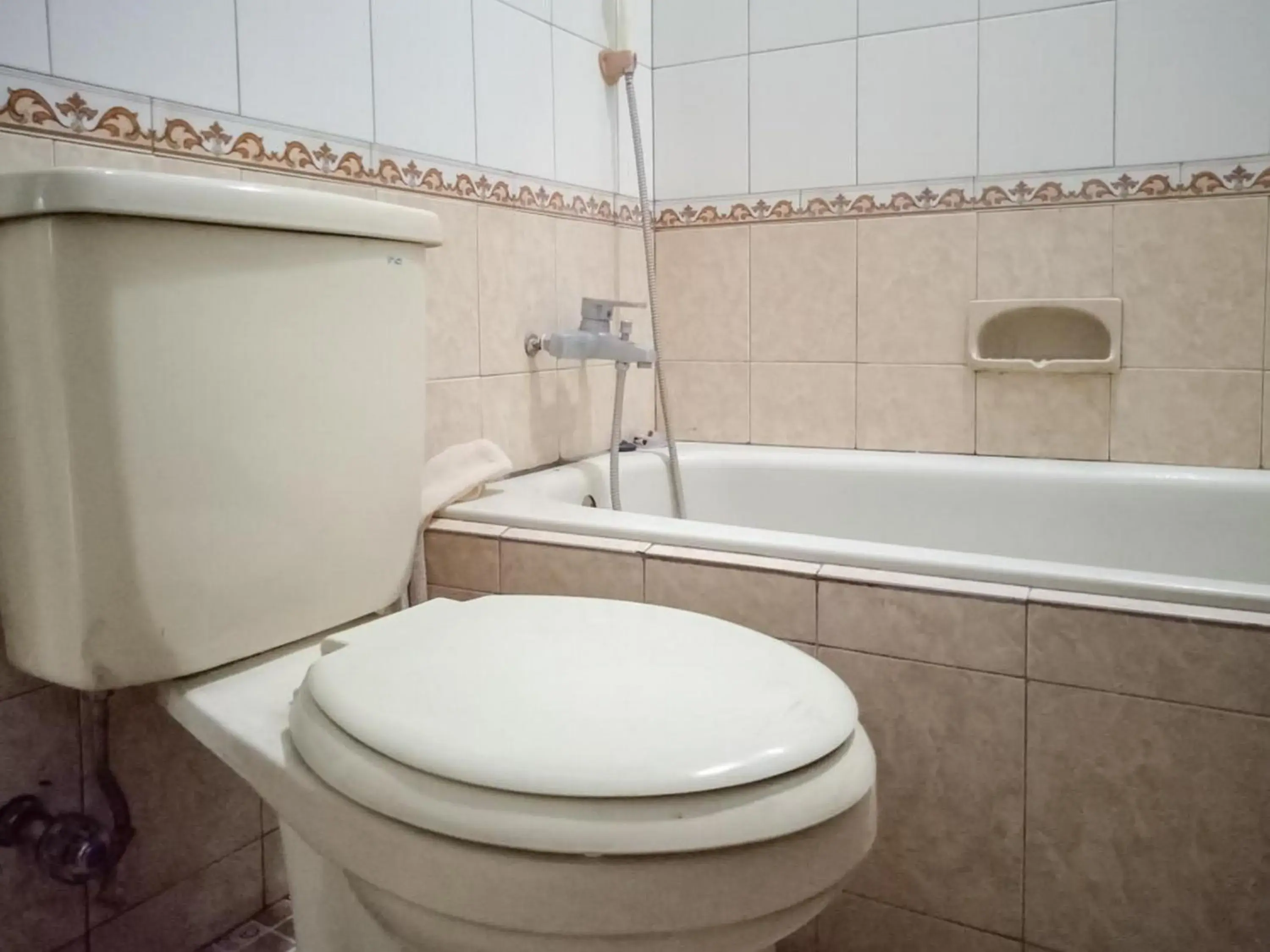 Bathroom in DATON HOUSE near Bali Zoo Ubud Mitra RedDoorz Bathroom in DATON HOUSE near Bali Zoo Ubud Mitra RedDoorz