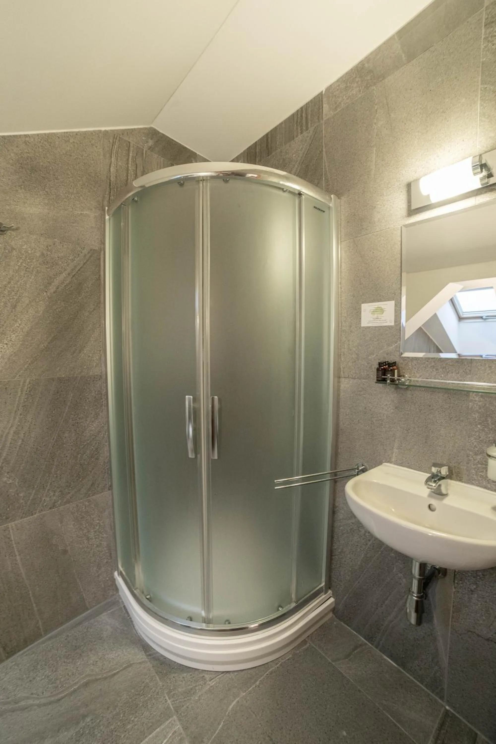 Shower in Zlatý Lev Žatec