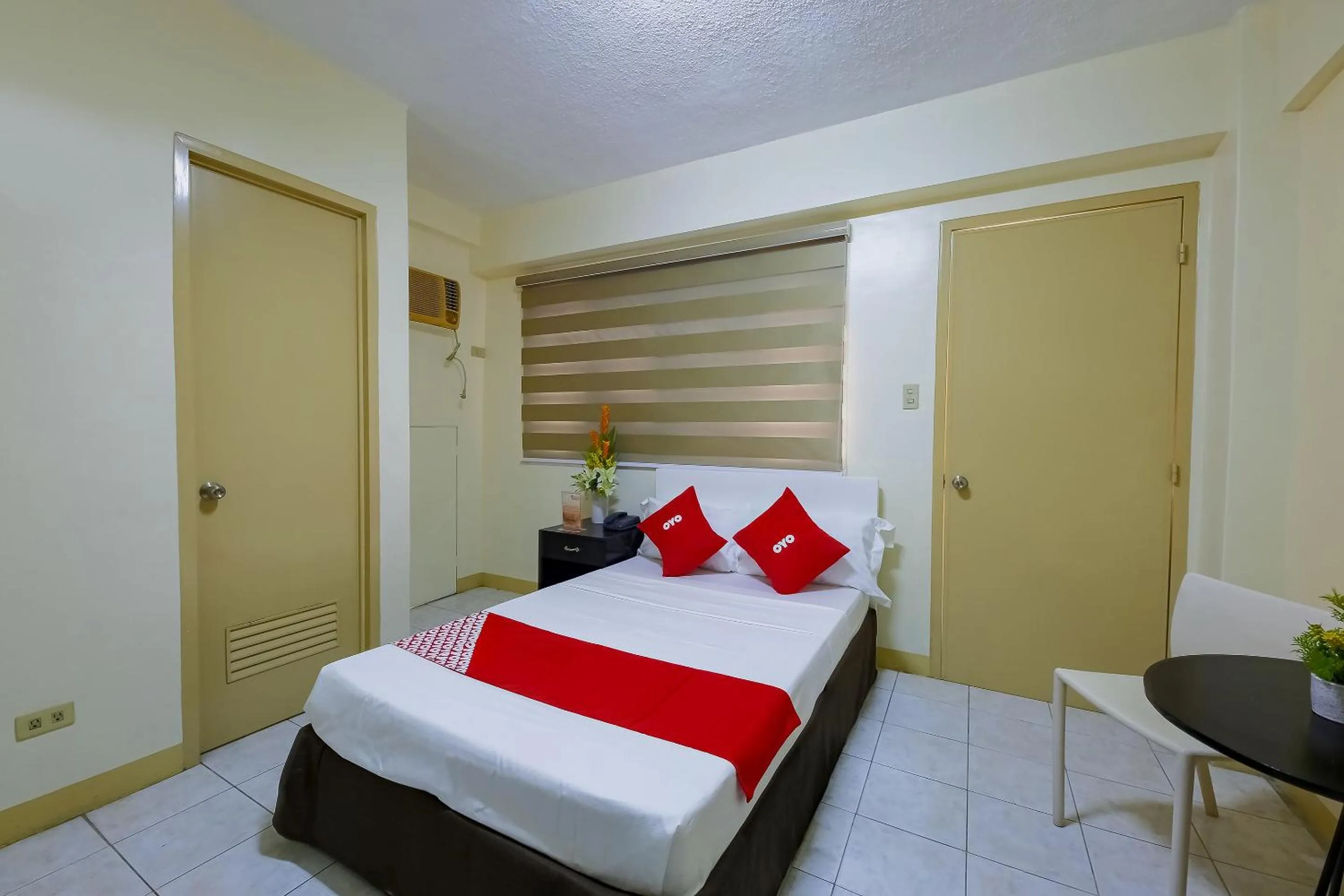 Bedroom in OYO 840 Orangenest Apartelle