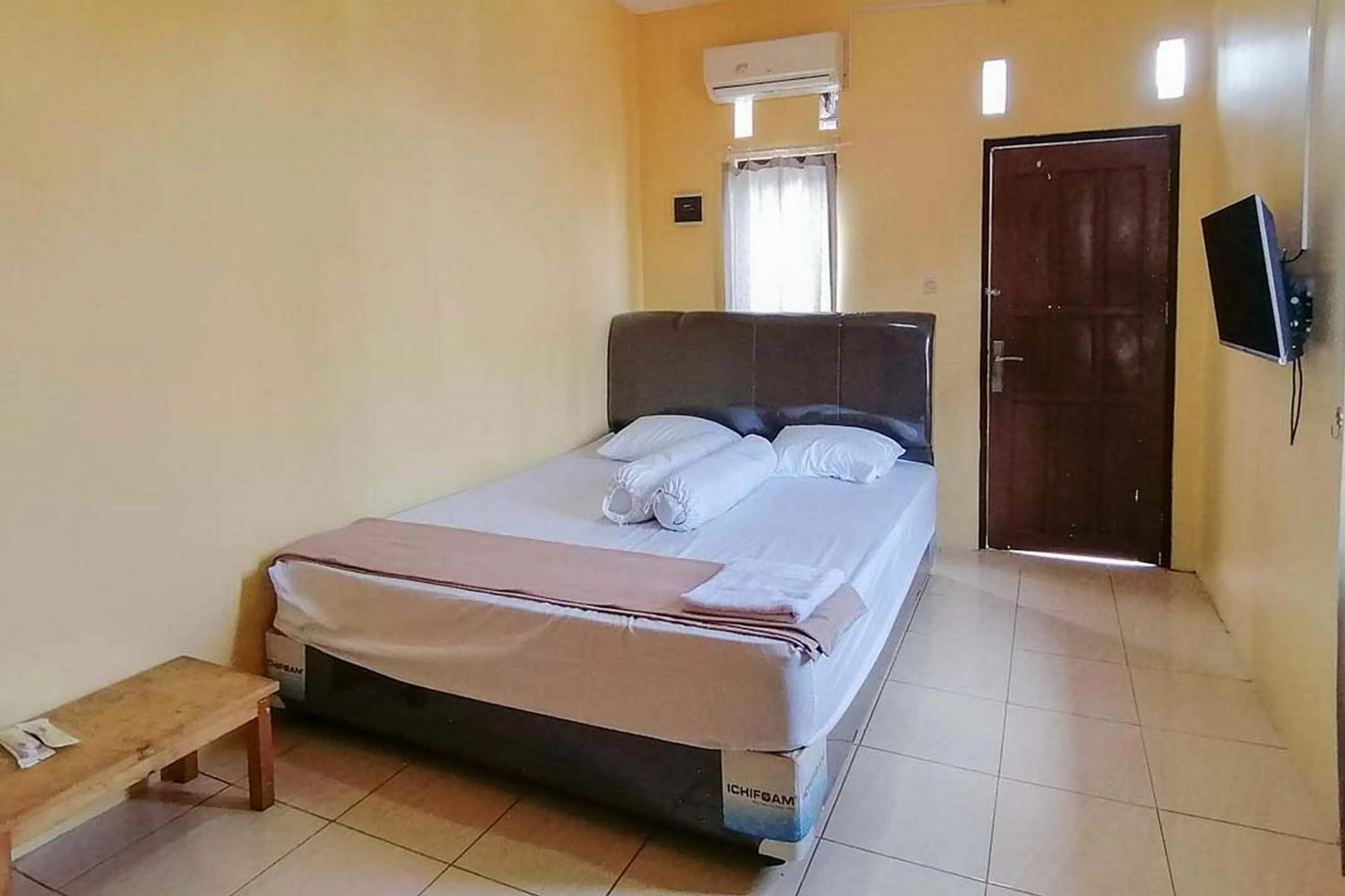 Bedroom in Risqia Syariah TOD M1 Bandara Soekarno Hatta Mitra RedDoorz