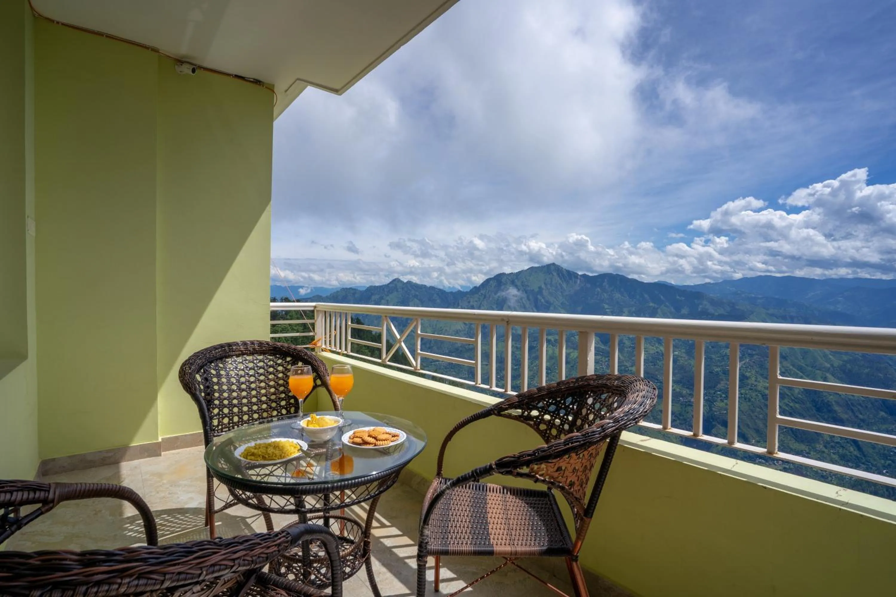 Three-Bedroom Apartment in 3 BHK Private Apartment in Shimla - Amazing view