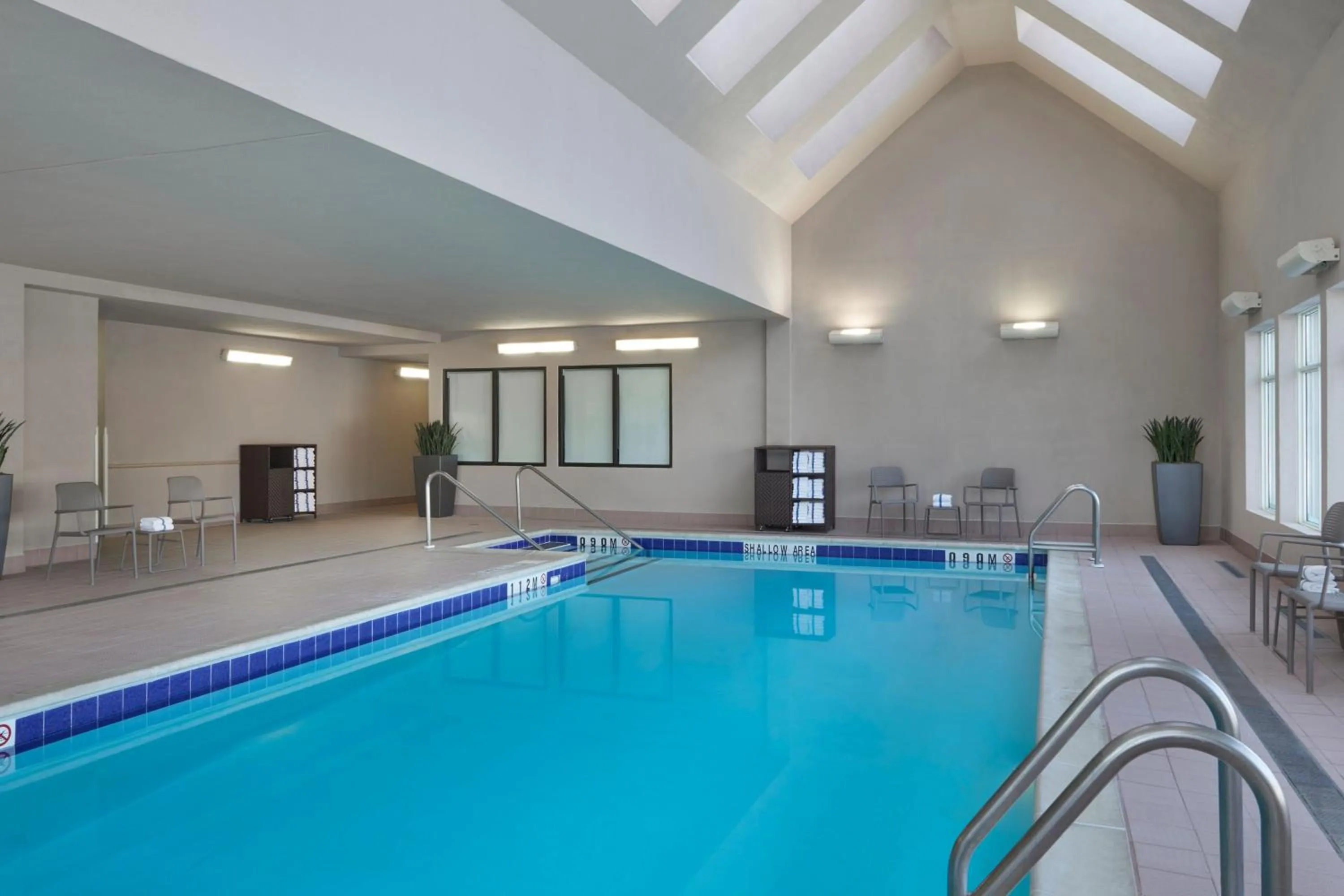 Swimming pool in Residence Inn by Marriott Toronto Airport