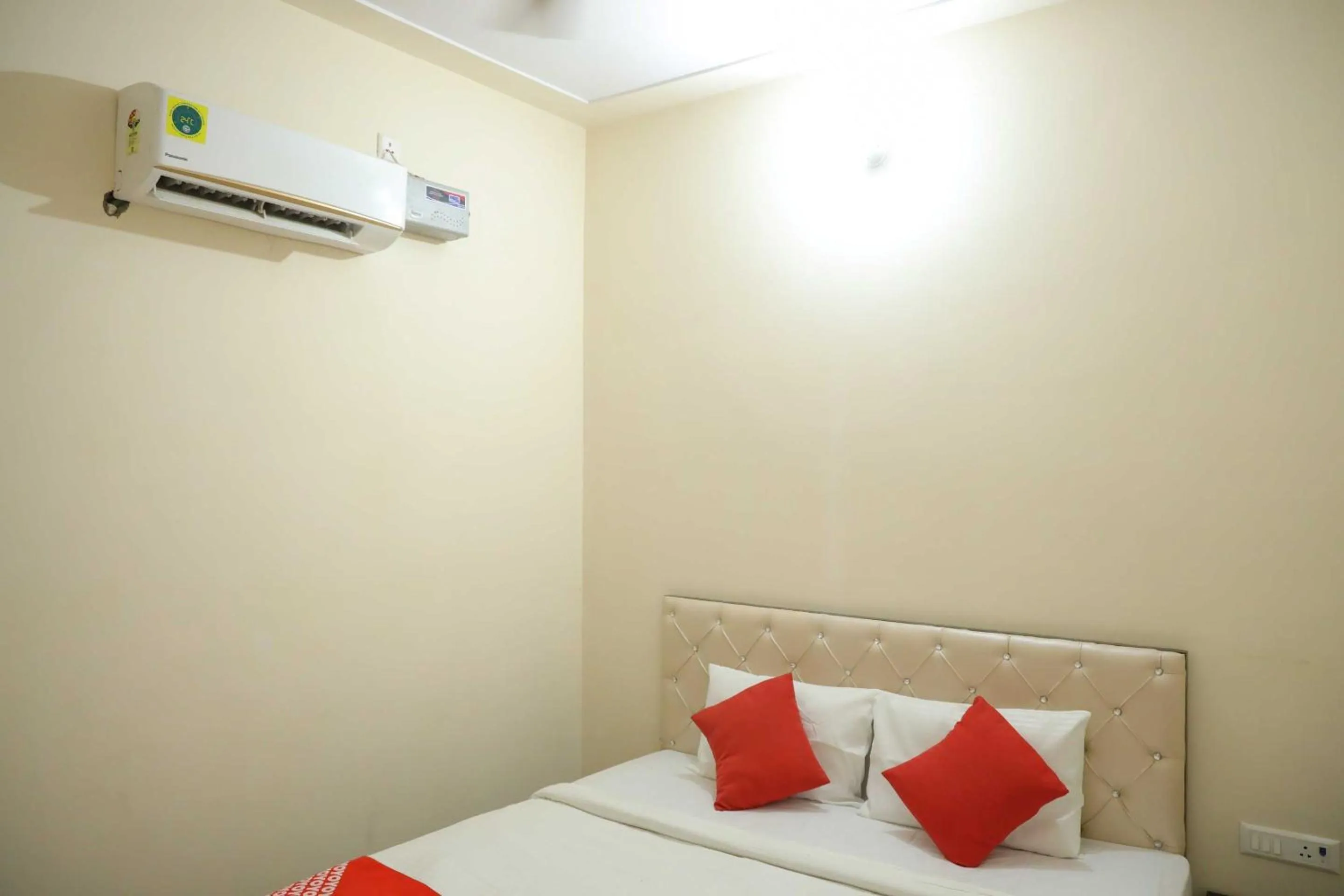 Bedroom, Bed in Hotel O Hmi International