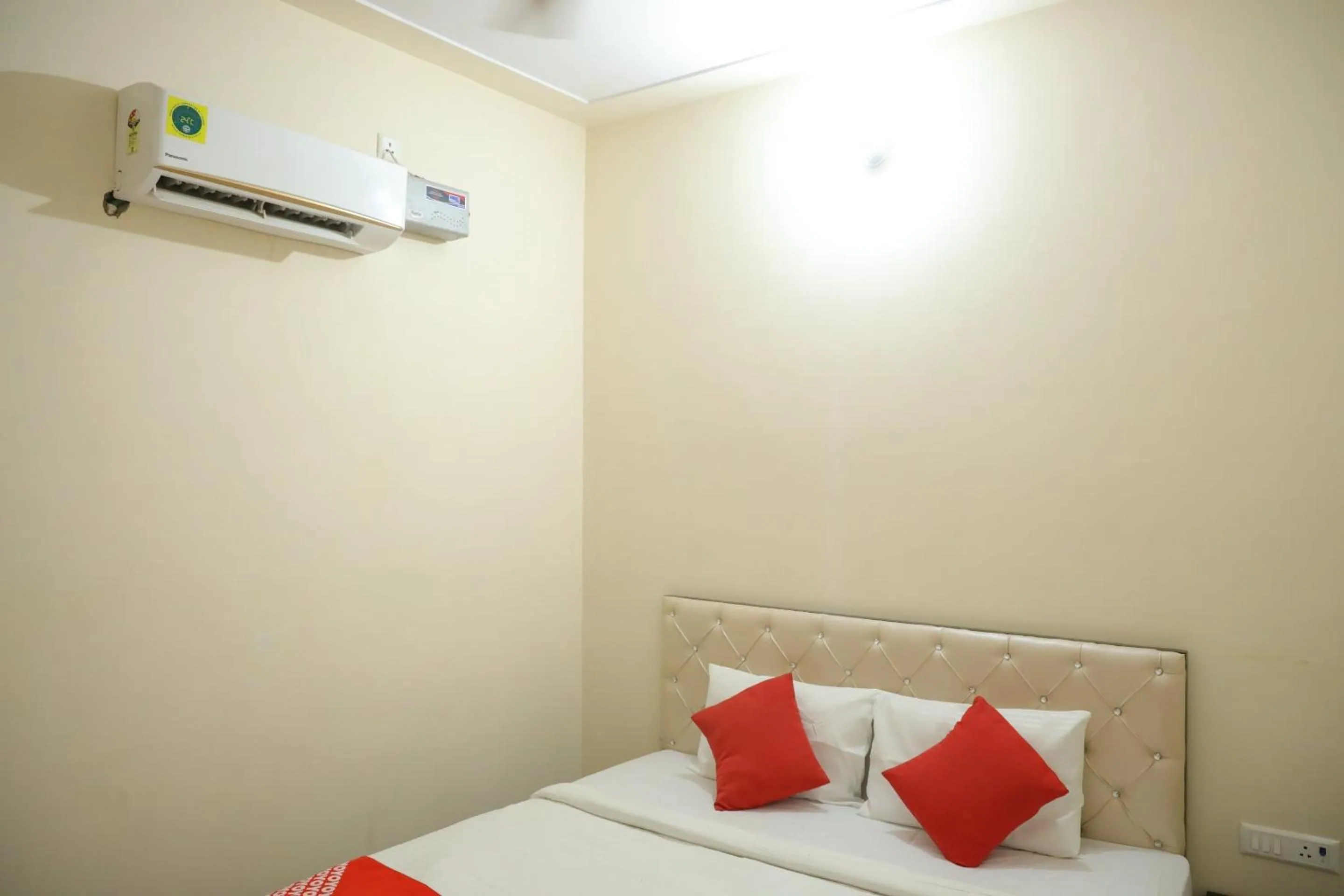 Bedroom, Bed in Hotel O Hmi International