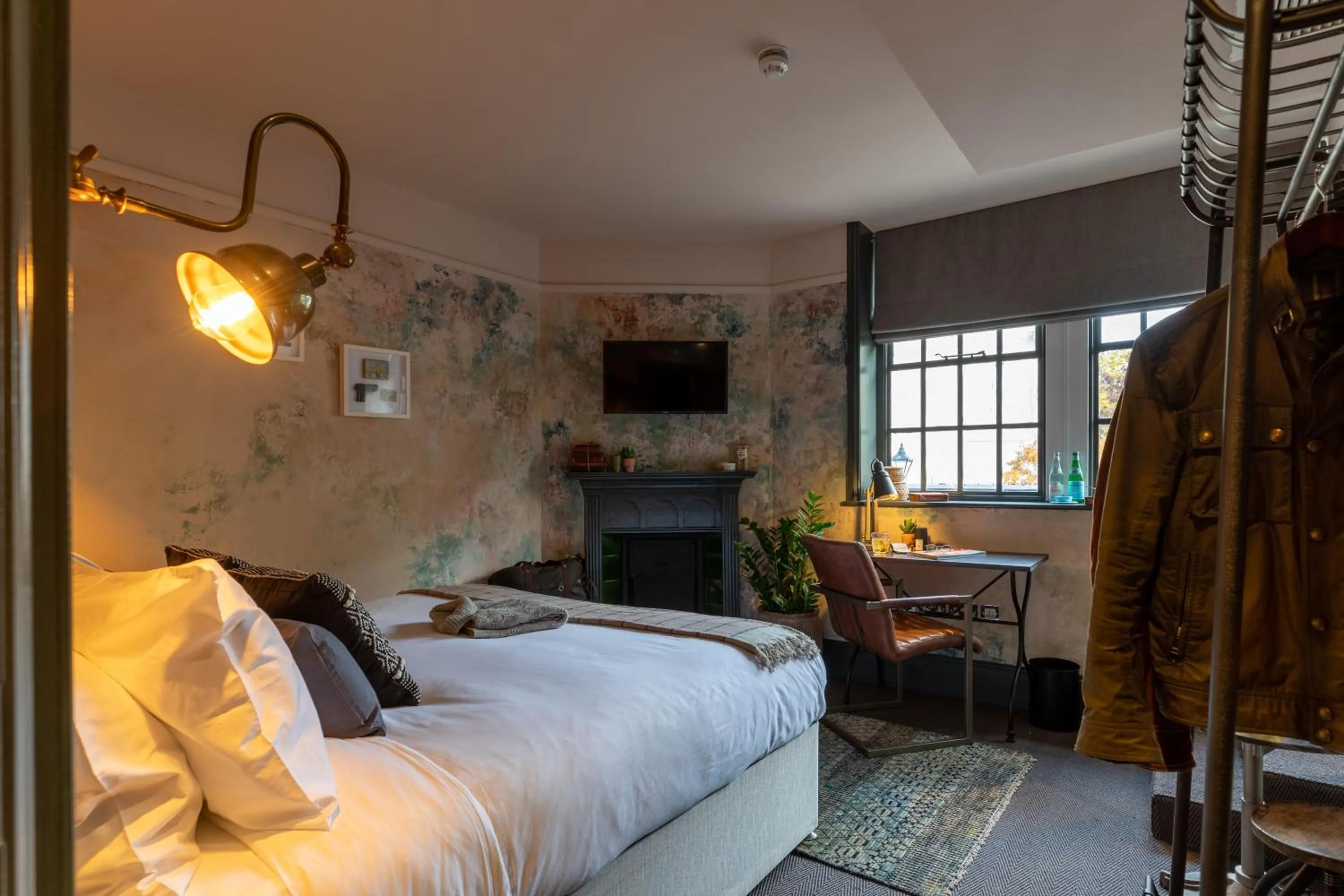 Photo of the whole room, Bed in The Wolfpack Inn