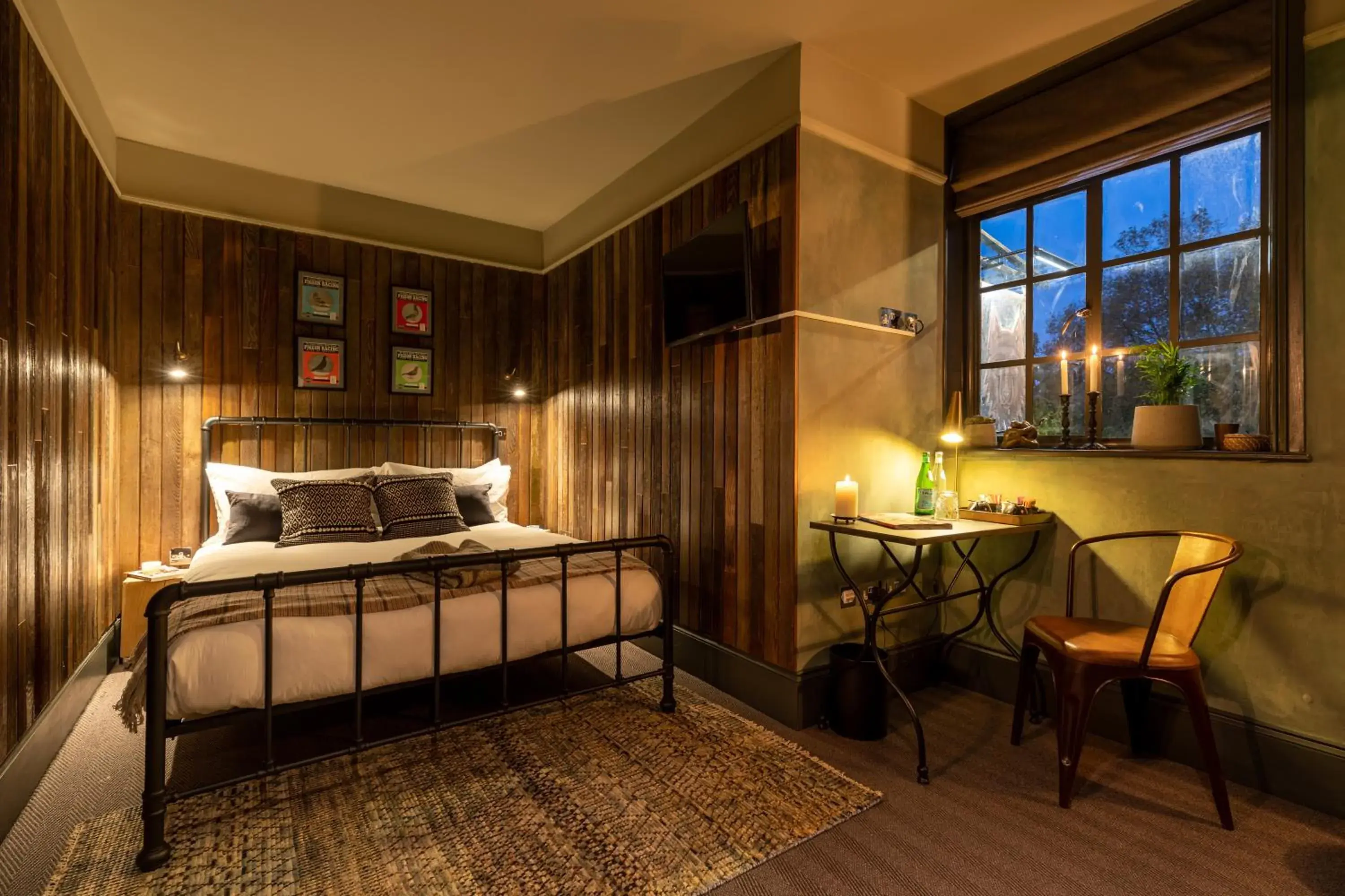 Deluxe King Room in The Wolfpack Inn Deluxe King Room in The Wolfpack Inn