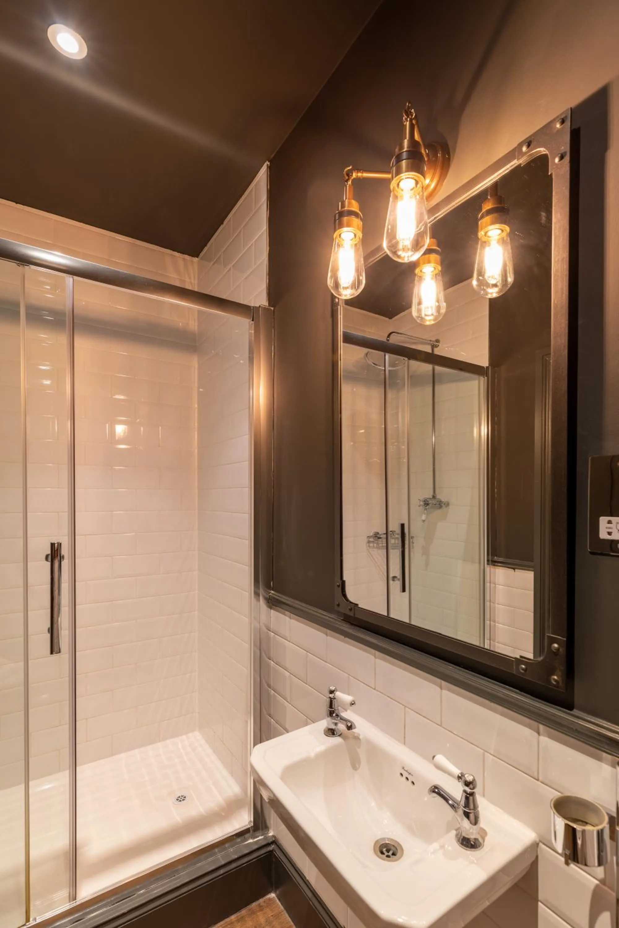 Bathroom in The Wolfpack Inn