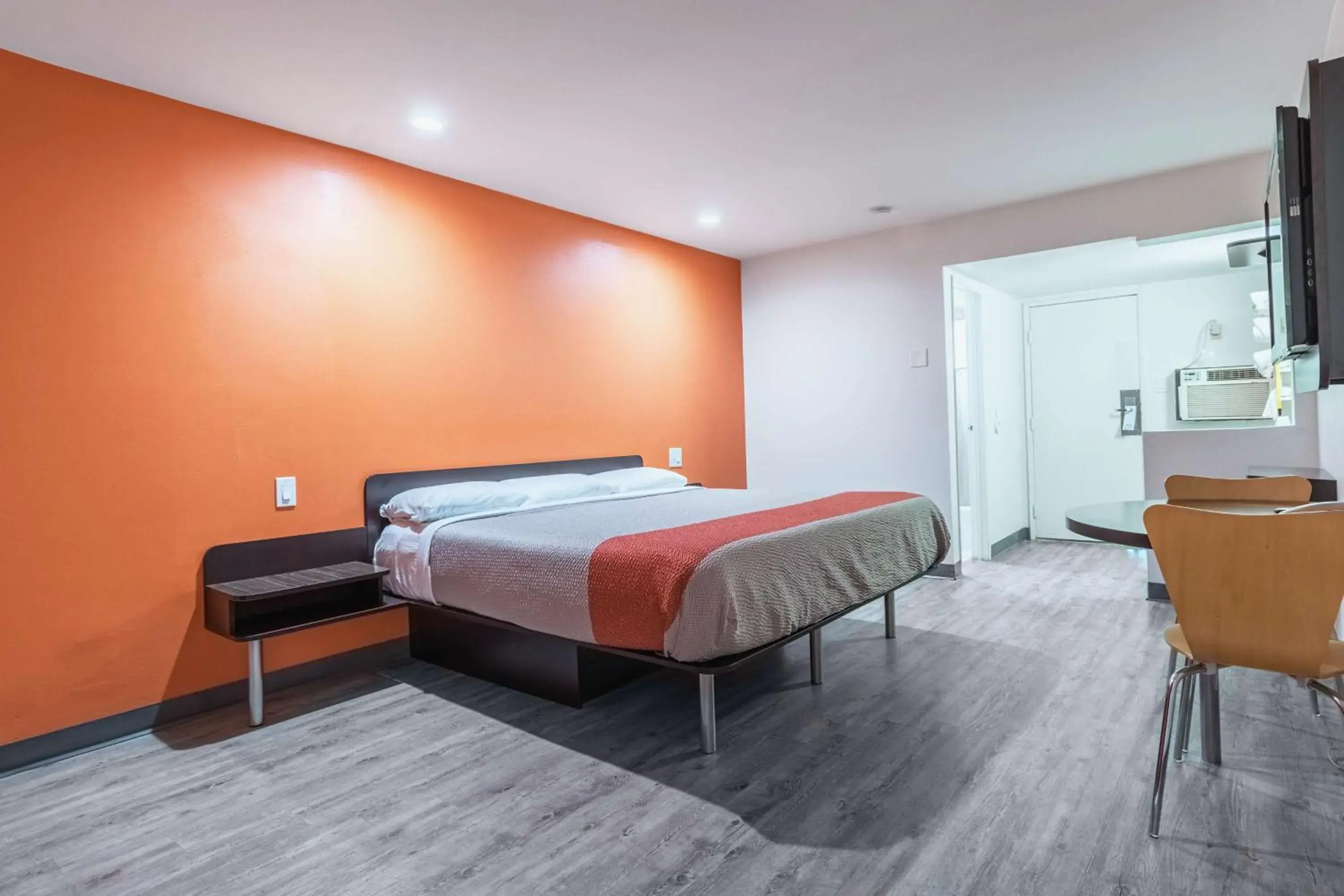 King Room - single occupancy - Non-Smoking in Motel 6-Barstow, CA - Route 66 King Room - single occupancy - Non-Smoking in Motel 6-Barstow, CA - Route 66