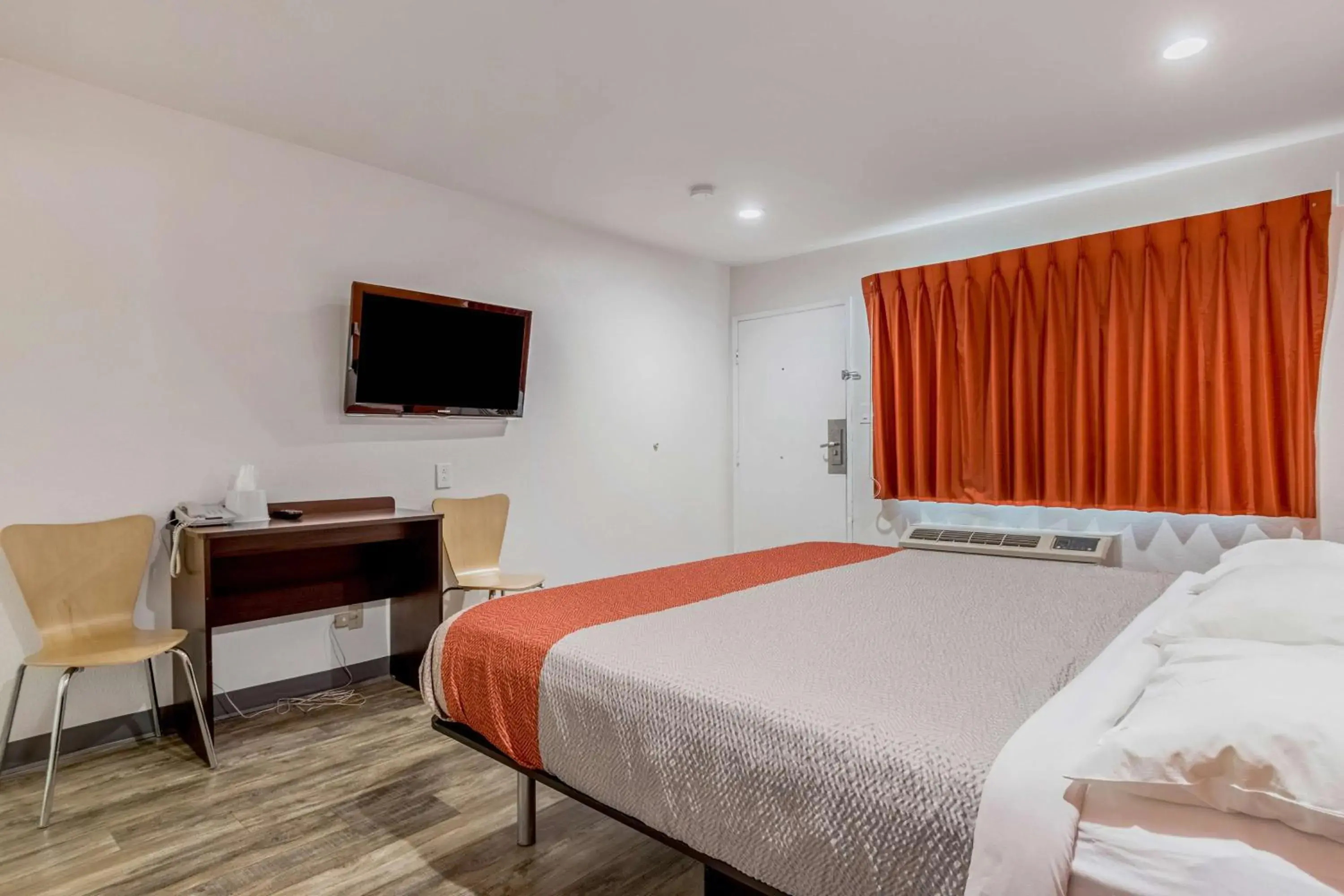 Photo of the whole room, Bed in Motel 6-Barstow, CA - Route 66 Photo of the whole room, Bed in Motel 6-Barstow, CA - Route 66