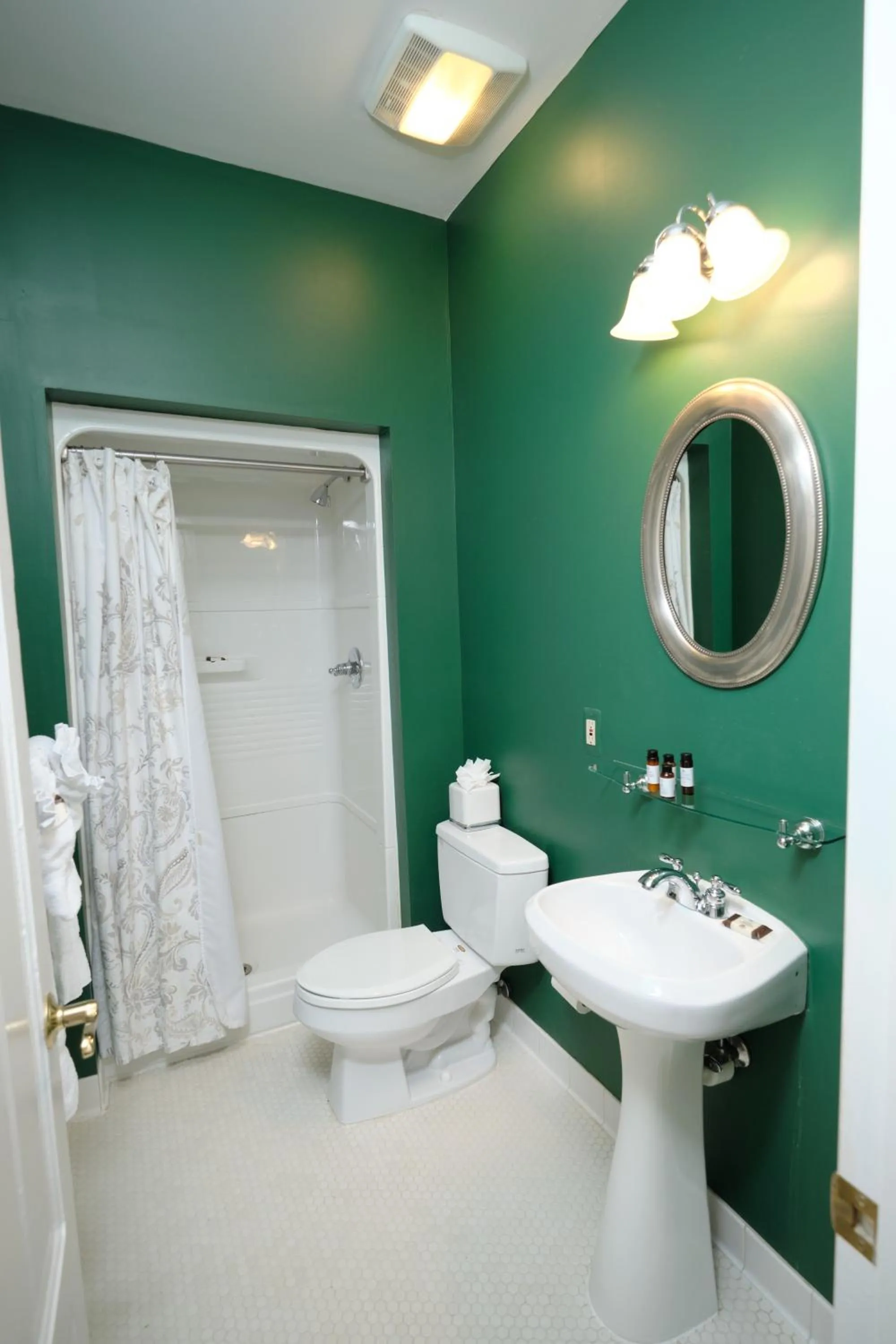 Shower in The Inn on Ferry Street