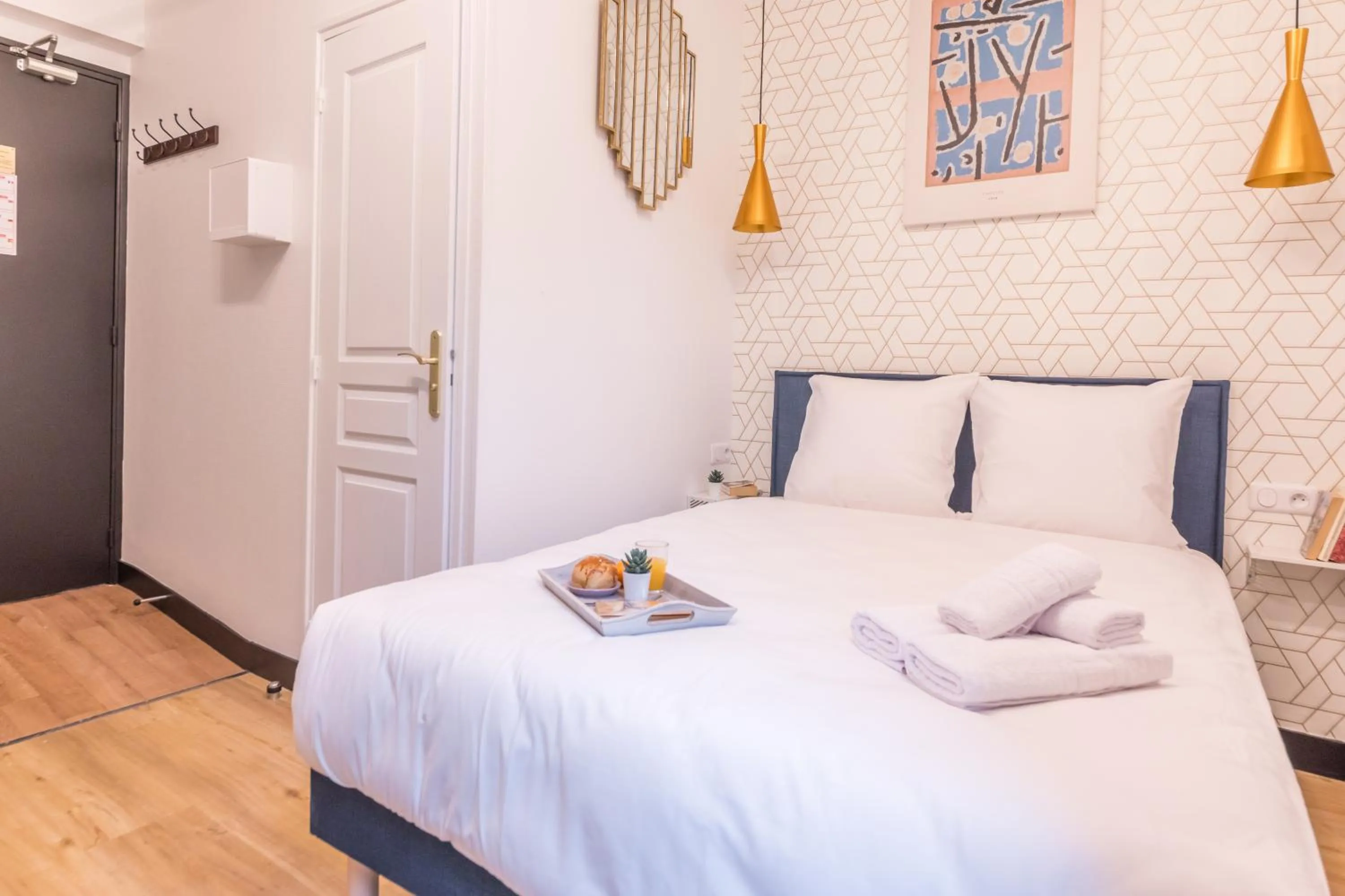 Photo of the whole room, Bed in WS Champs-Elysées - Colomb