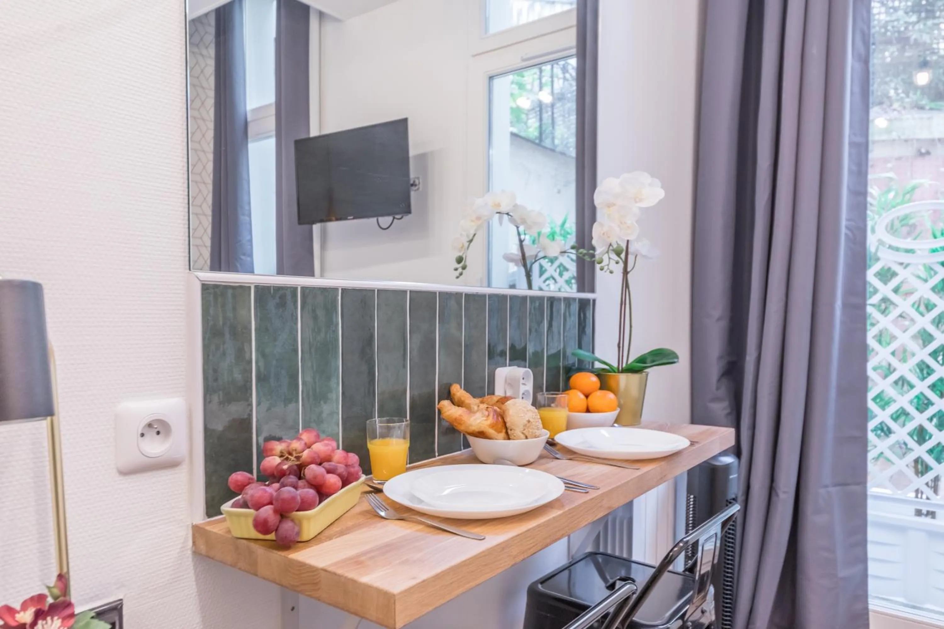 Dining area in WS Champs-Elysées - Colomb