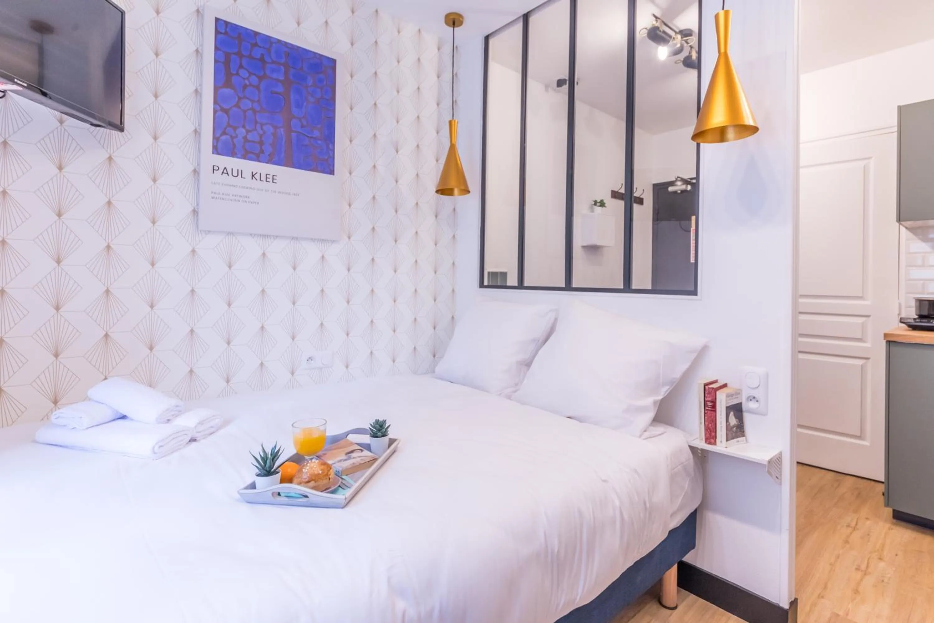 Photo of the whole room, Bed in WS Champs-Elysées - Colomb