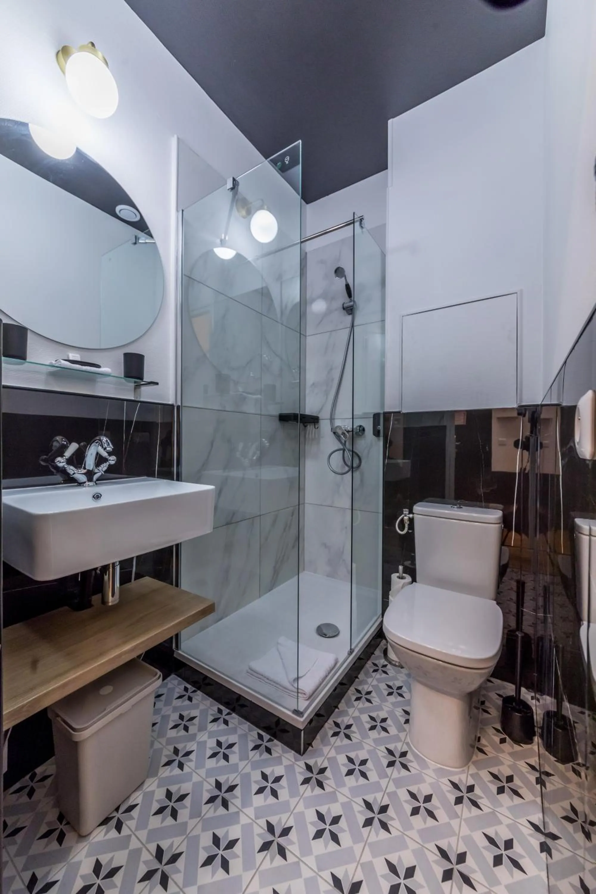 Shower in WS Champs-Elysées - Colomb